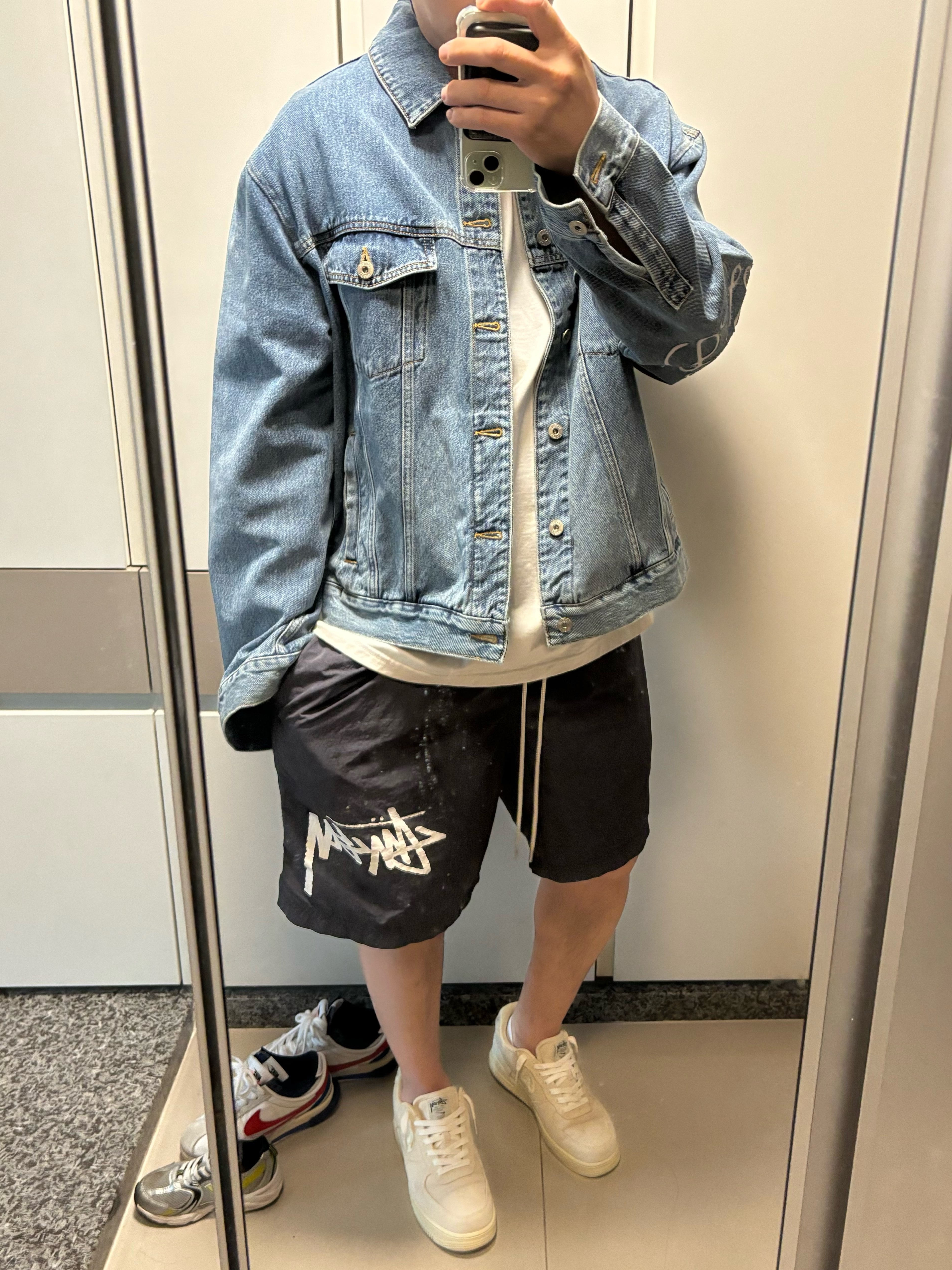 Nike x Stussy NRG RA T-Shirt Summit White (DM4942-121), Nike x Stussy Water Shorts Off Noir 착용 스타일