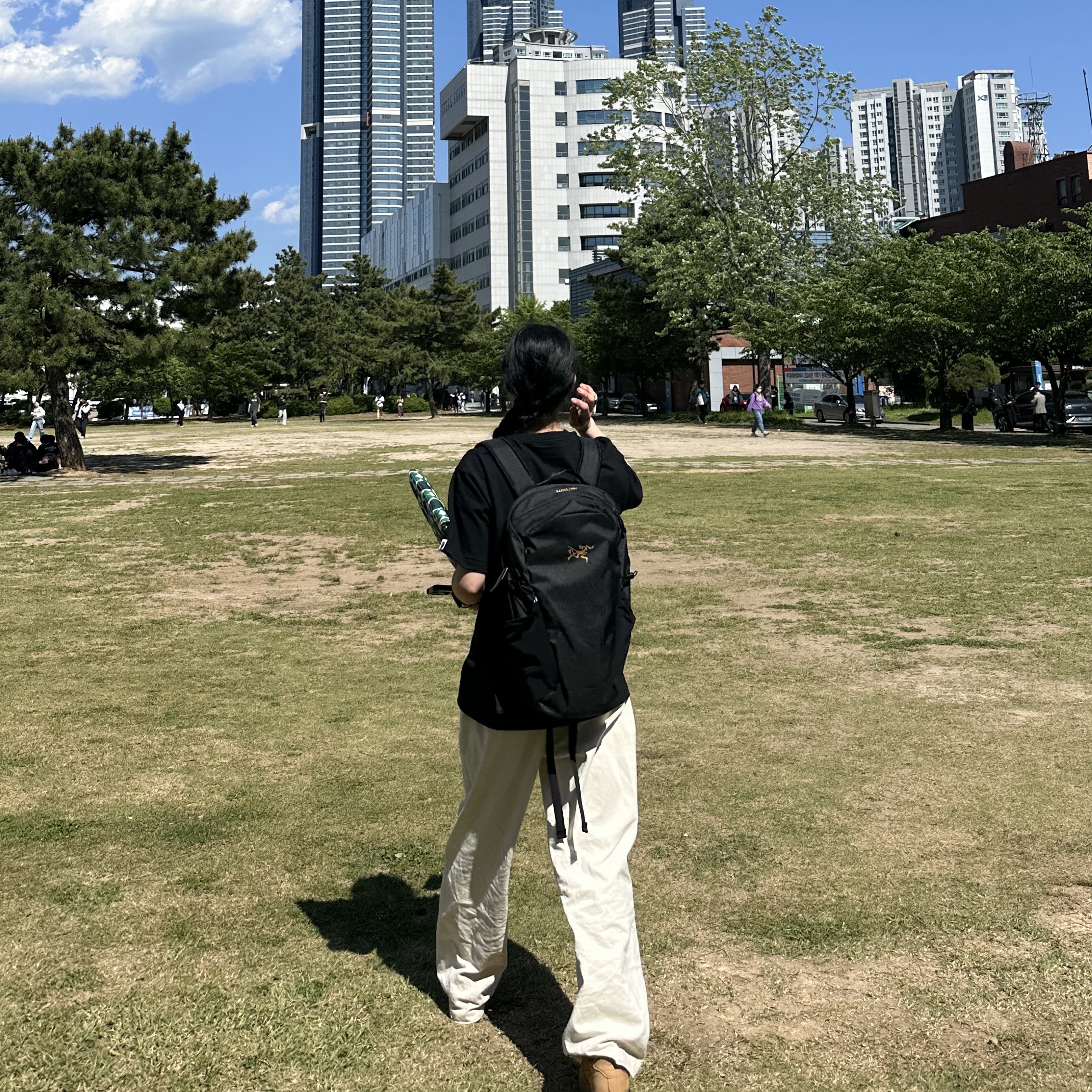 BAPE Color Camo College T-Shirt Black Yellow, Arc'teryx Mantis 16 Backpack Black 착용 스타일 - 5