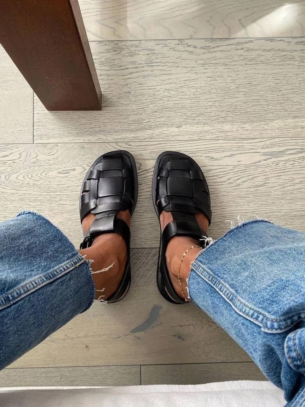 (W) The Row Fisherman Sandal in Smooth Nappa Leather Black, (W) The Row Fisherman Sandal in Grained Calfskin Leather Ivory 착용 스타일 - 6