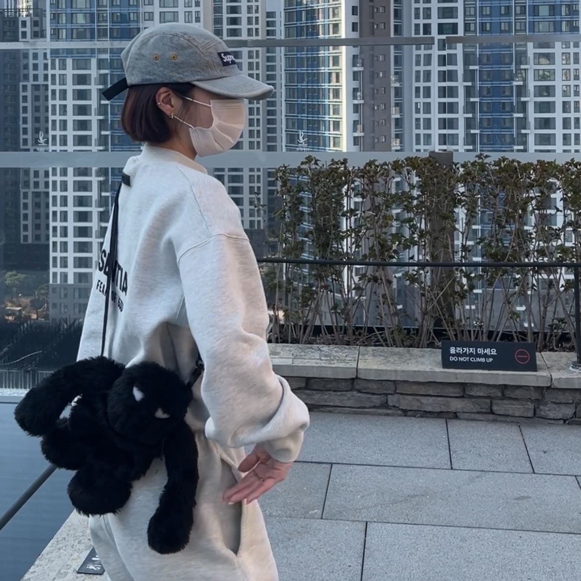 Supreme x Bounty Hunter Backpack Black - 23FW 착용 스타일