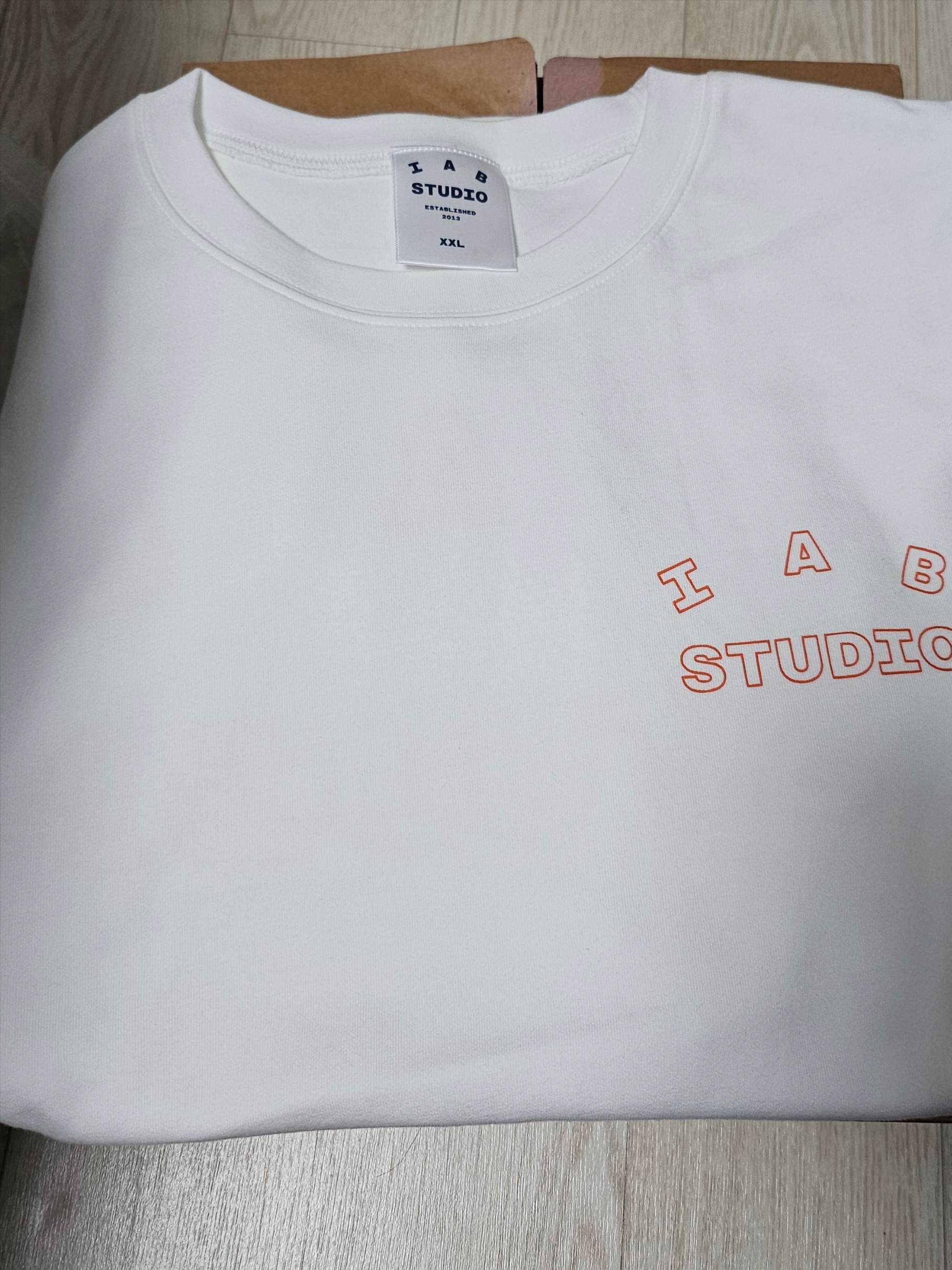 IAB Studio Line Logo T-Shirt White Orange 착용 스타일