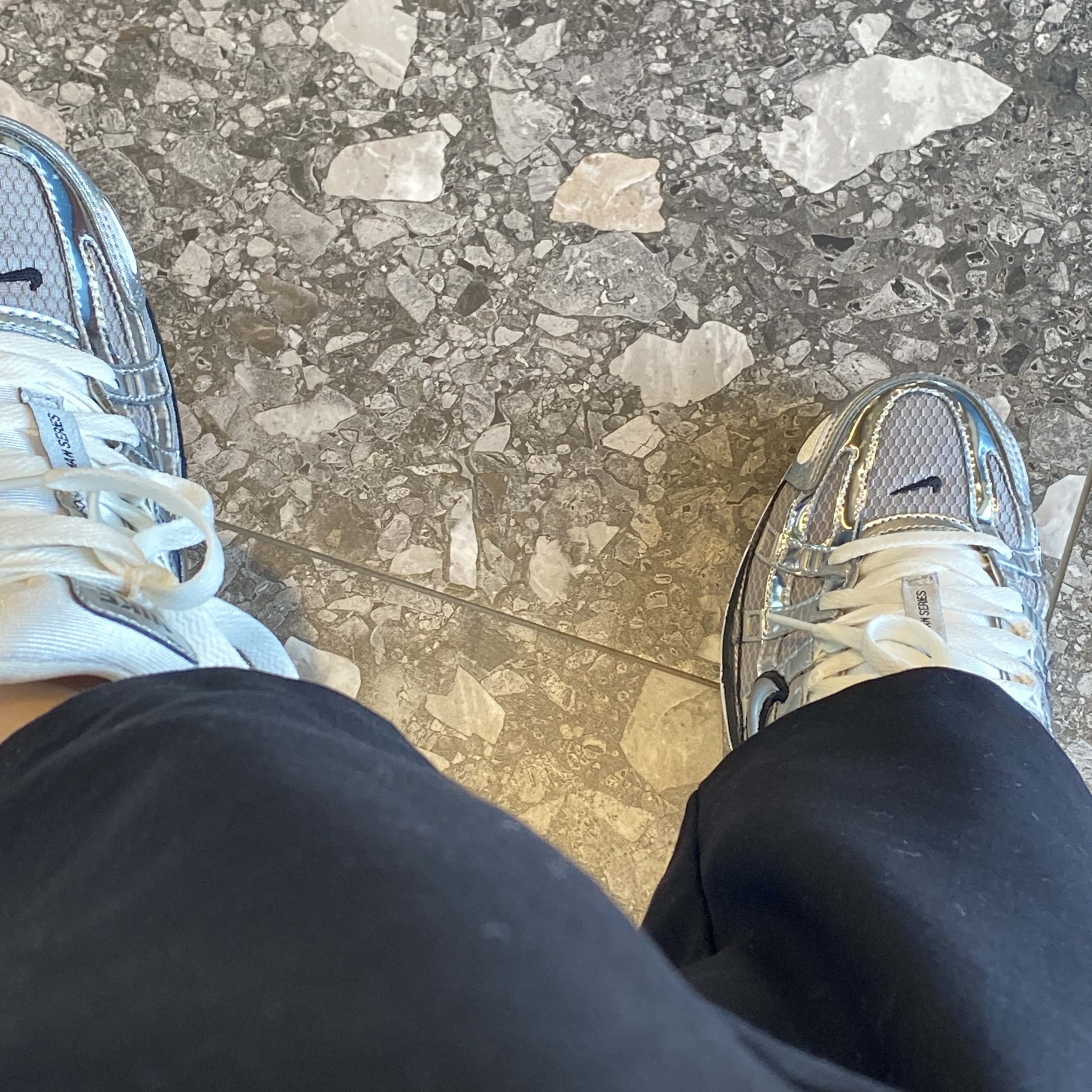 Nike P-6000 Metallic Silver 착용 스타일