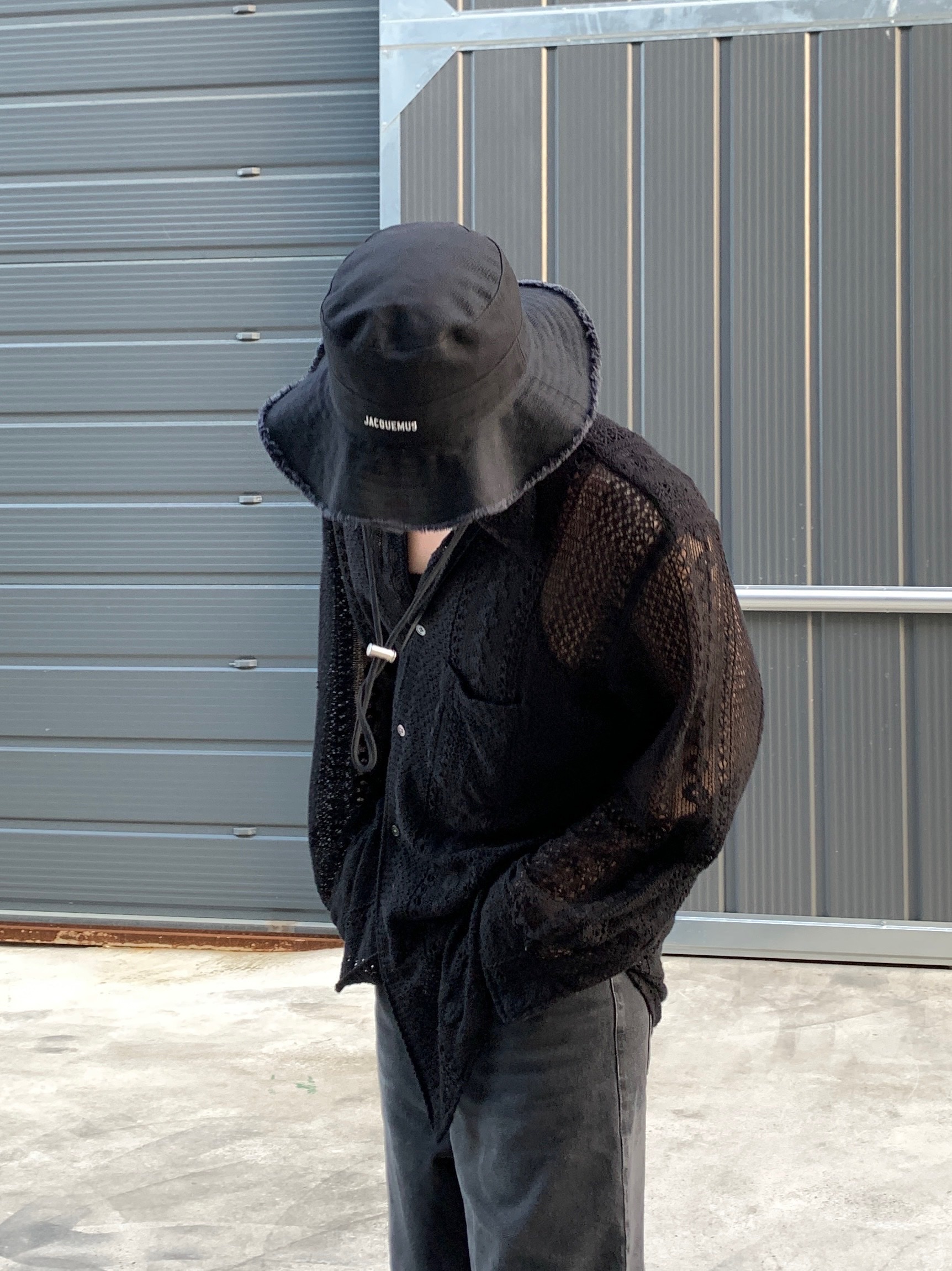 Jacquemus Le Bob Artichaut Bucket Hat Black, Our Legacy Gabe Stealth Black Leather 착용 스타일 - 4