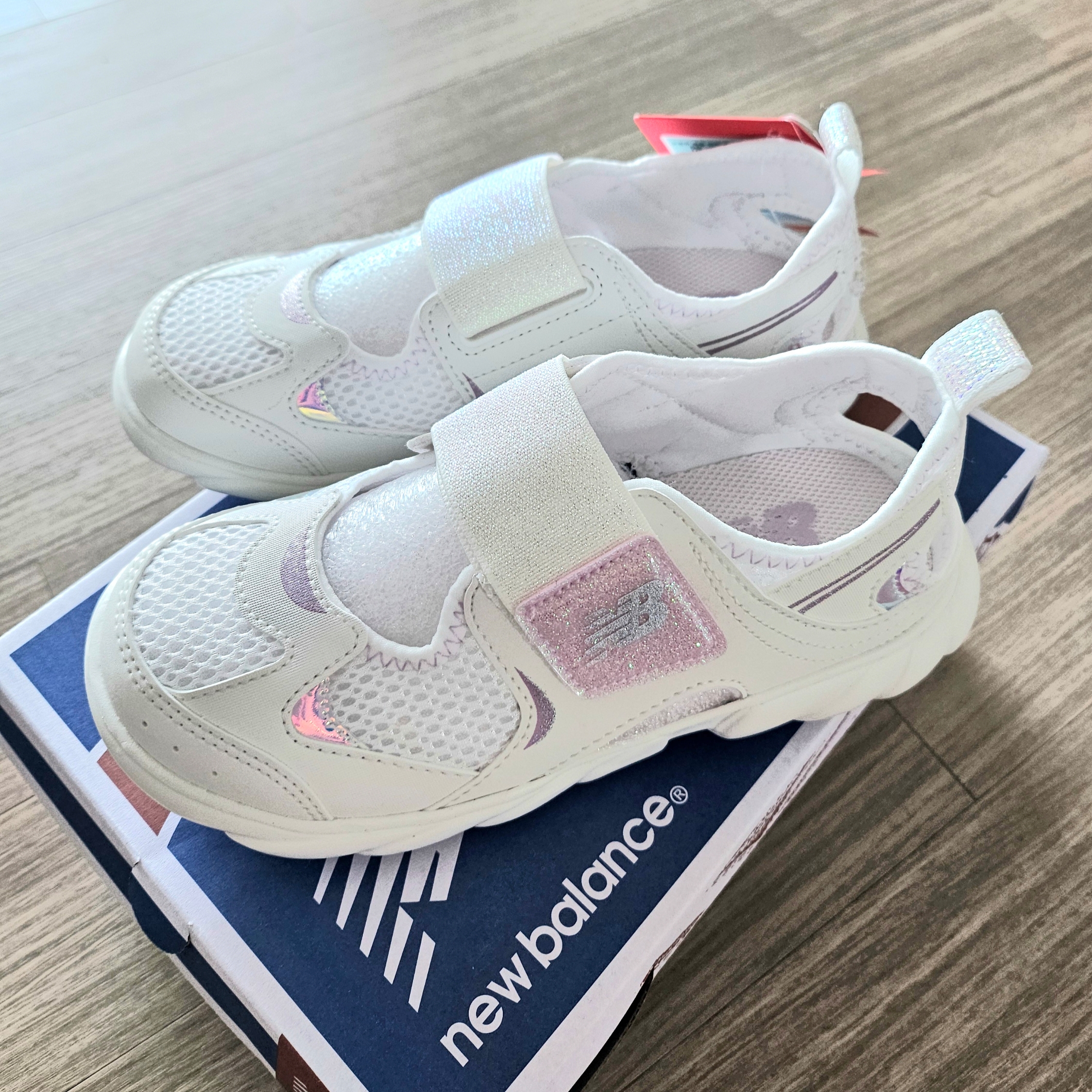 (Kids) New Balance Freedle 920 Sandal White 착용 스타일 - 3