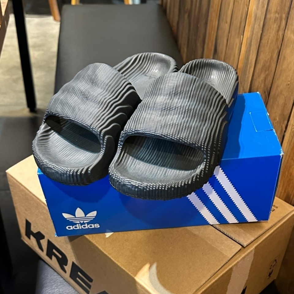 Adidas Adilette 22 Carbon 착용 스타일