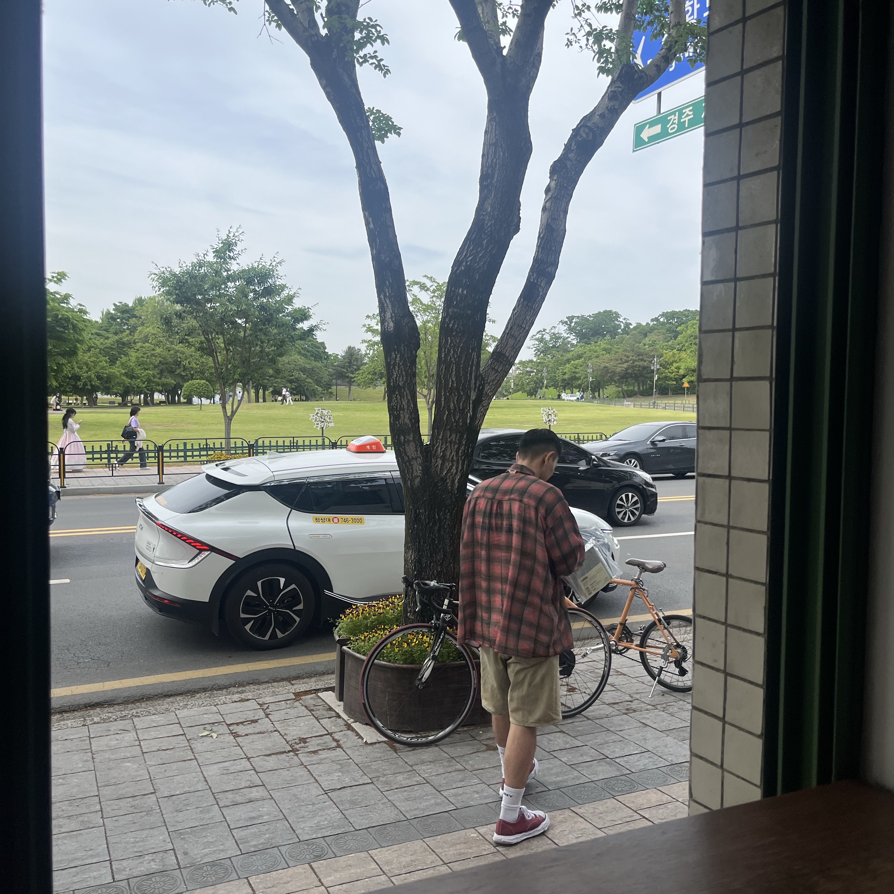 Stussy Denim Big OL' Shorts Sandwash, Maison Mihara Yasuhiro Peterson23 OG Sole Canvas Low-top Sneakers Bordeaux 착용 스타일 - 1