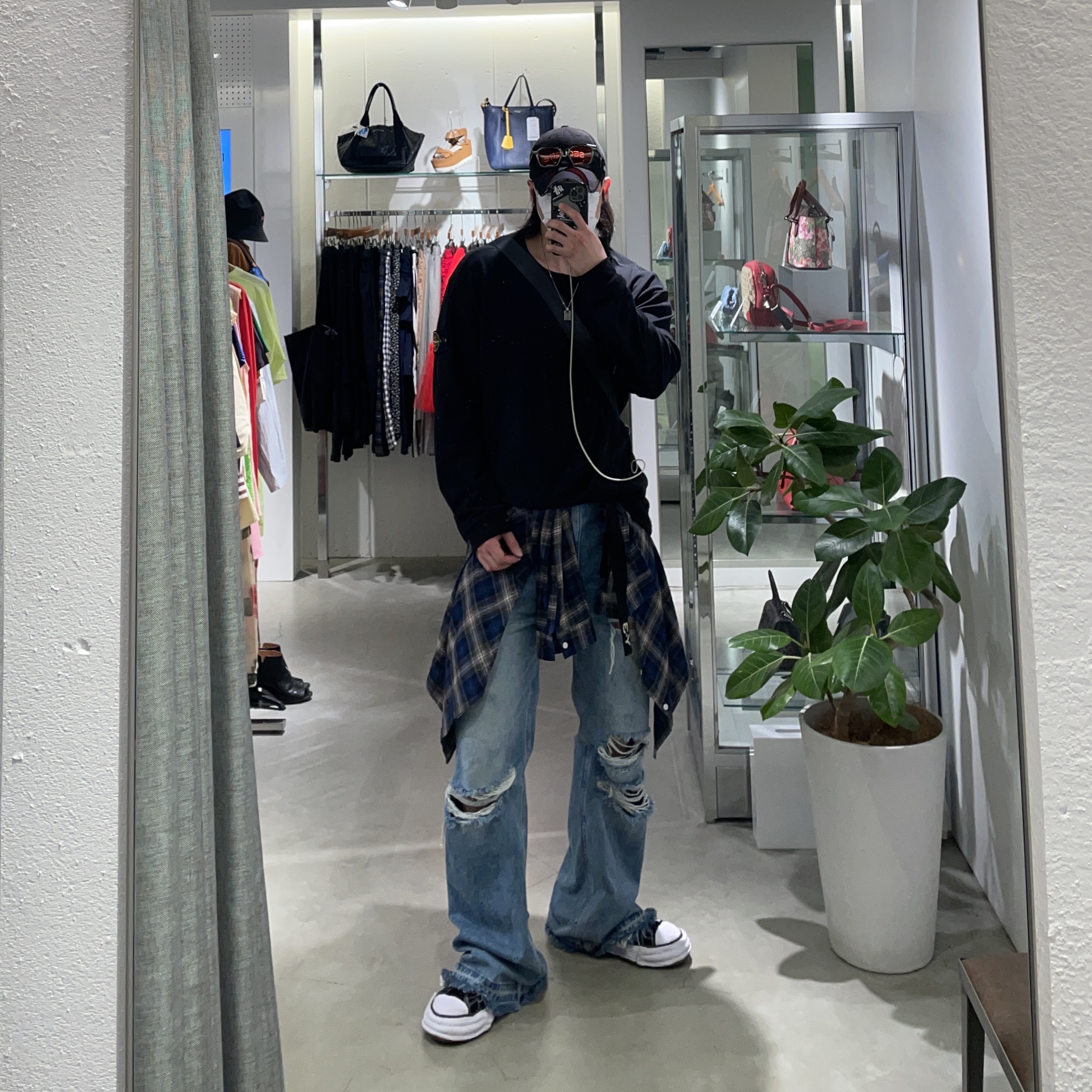 Maison Mihara Yasuhiro Peterson23 OG Sole Canvas Low-top Sneakers Black, Y-3 Short Sleeve Center Front Logo T-Shirt Black 착용 스타일 - 2