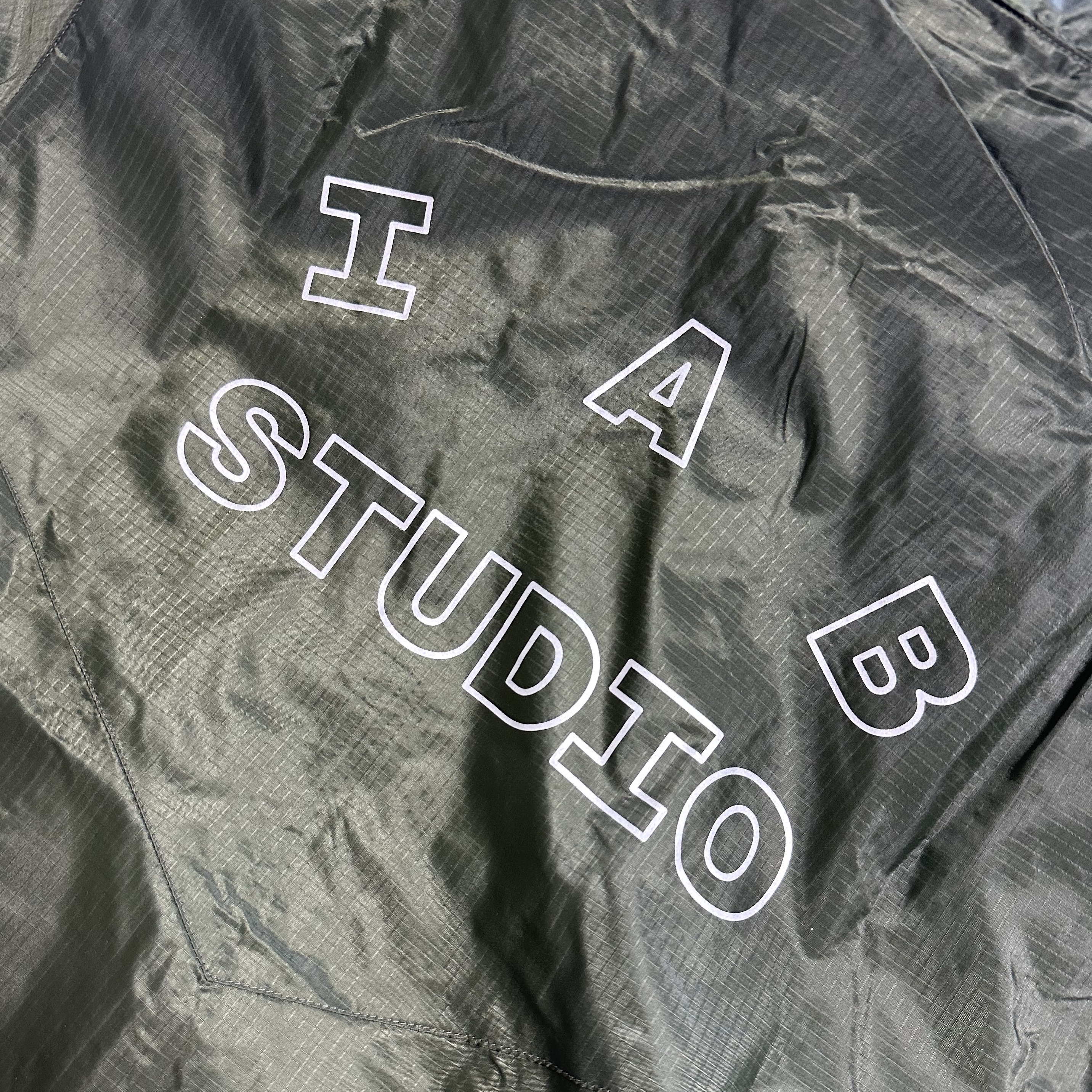IAB Studio Ripstop Wind Jacket Black, IAB Studio Ripstop Wind Jacket Deep Green 착용 스타일 - 2