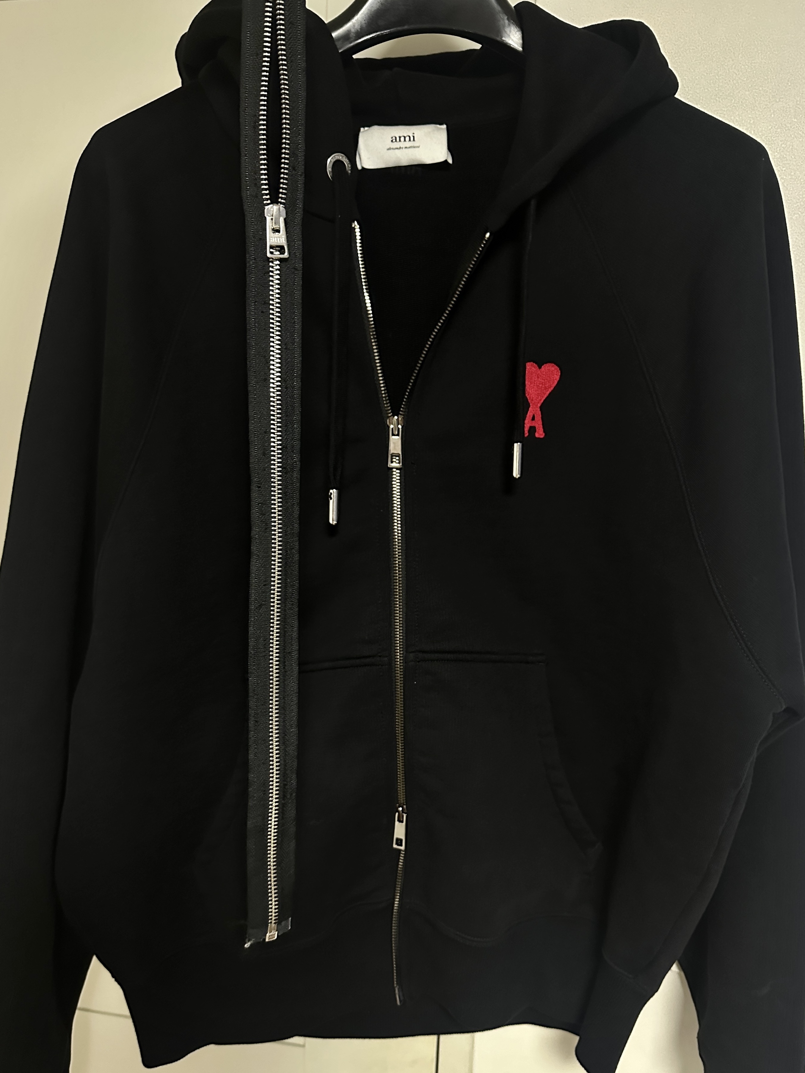 AMI de Coeur Zipped Hoodie Black 착용 스타일 - 3