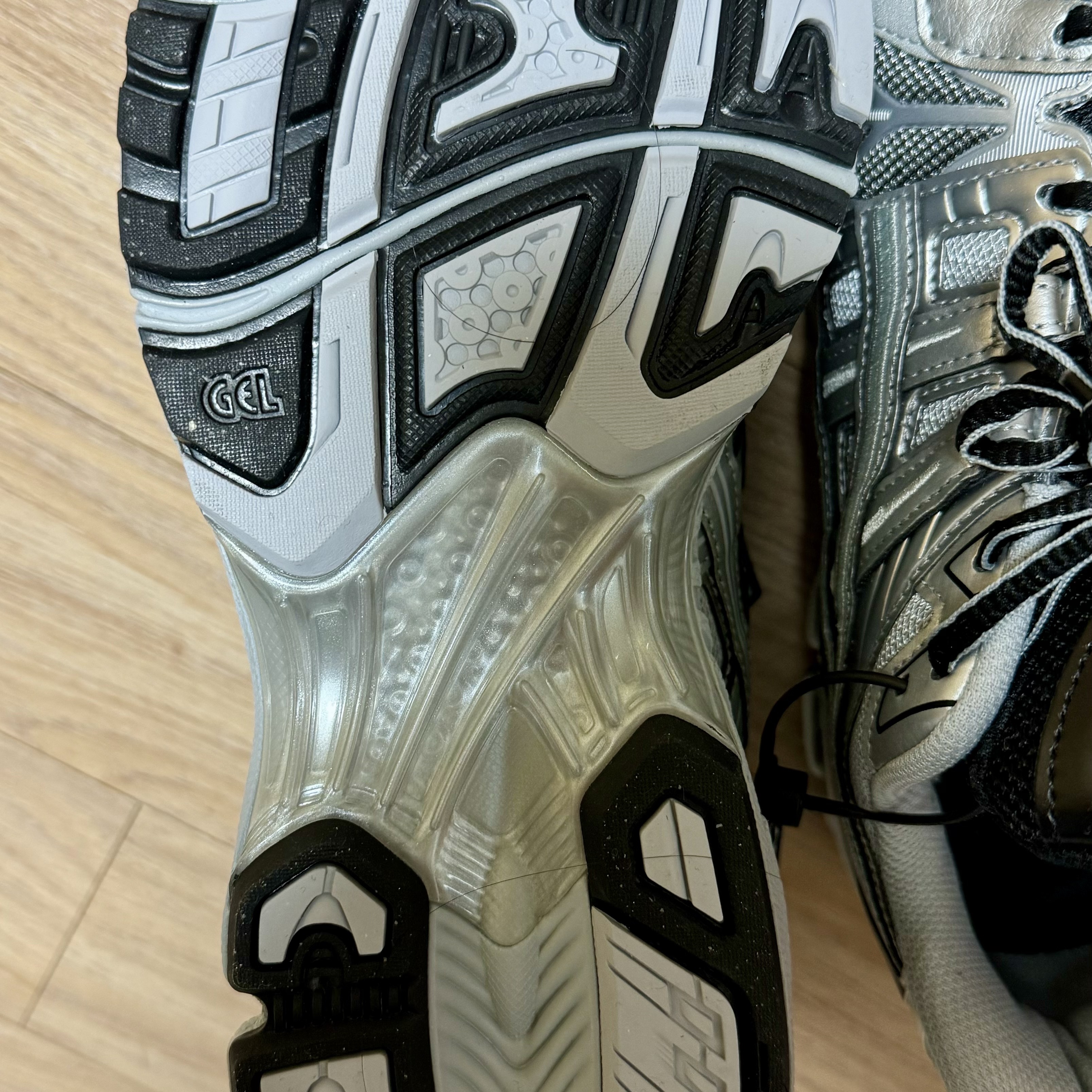 Asics Gel-Kayano Legacy Pure Silver 착용 스타일 - 4