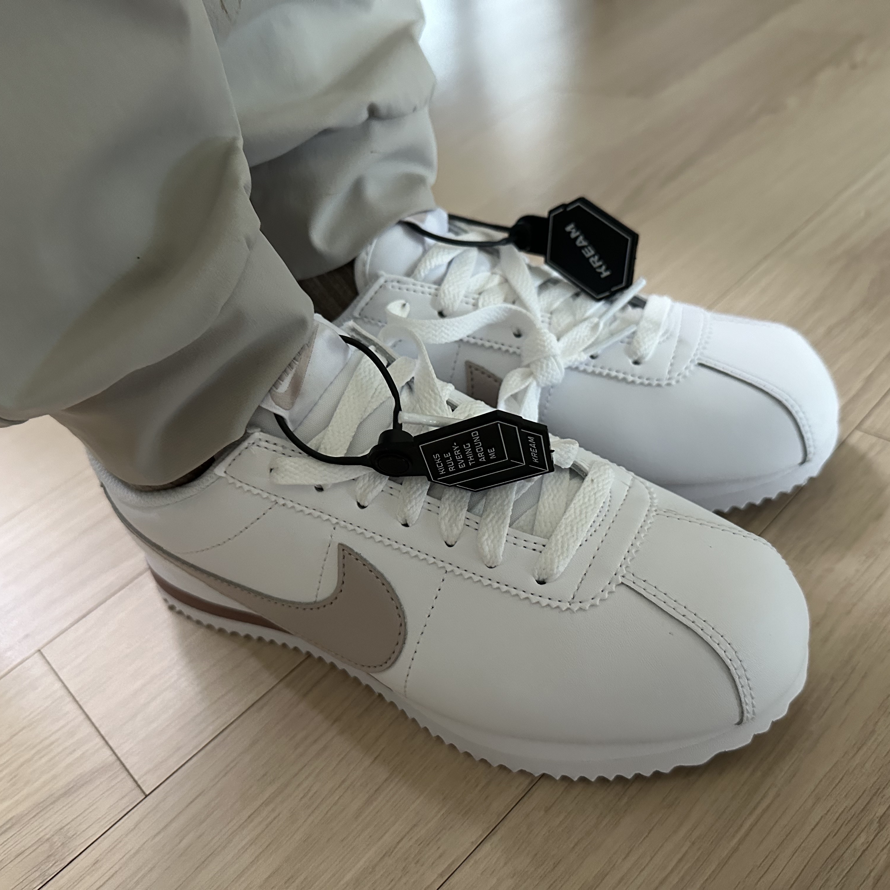(W) Nike Cortez White Platinum Violet 착용 스타일
