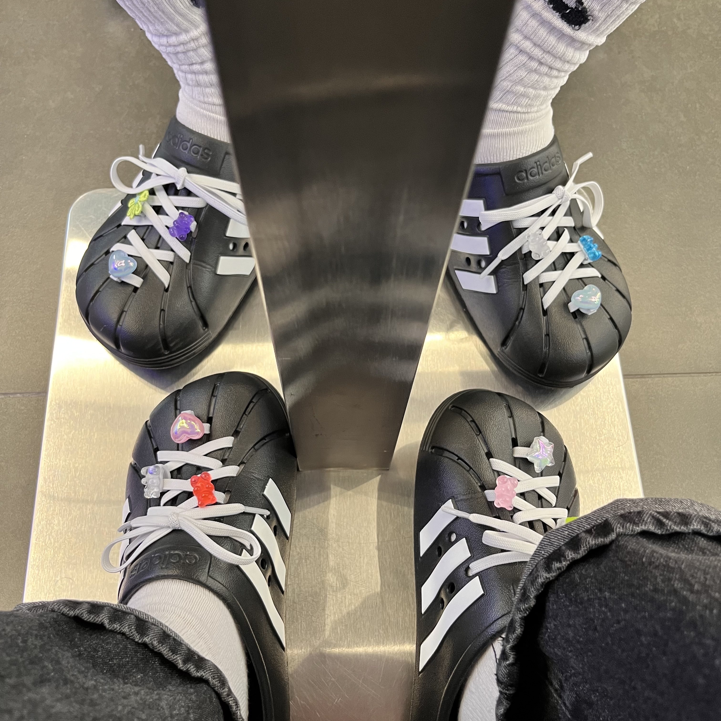 Adidas Adilette Clog Black White 착용 스타일