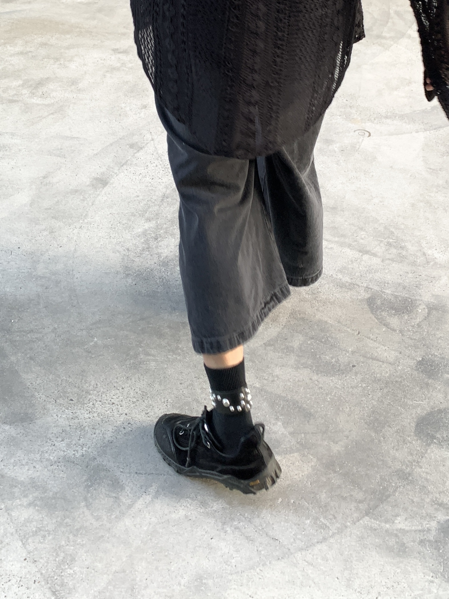 Jacquemus Le Bob Artichaut Bucket Hat Black, Our Legacy Gabe Stealth Black Leather 착용 스타일 - 7
