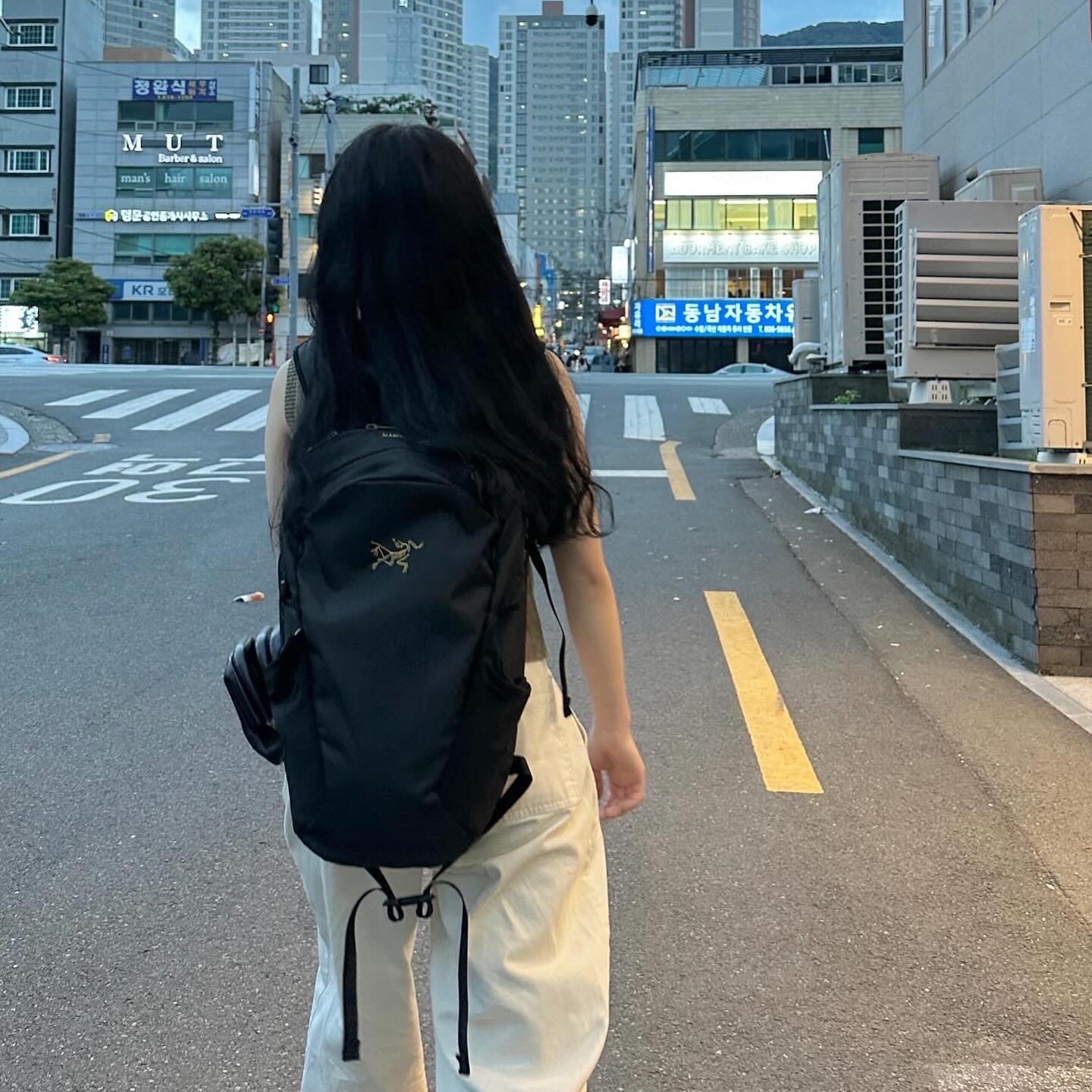 Arc'teryx Mantis 16 Backpack Black 착용 스타일 - 1