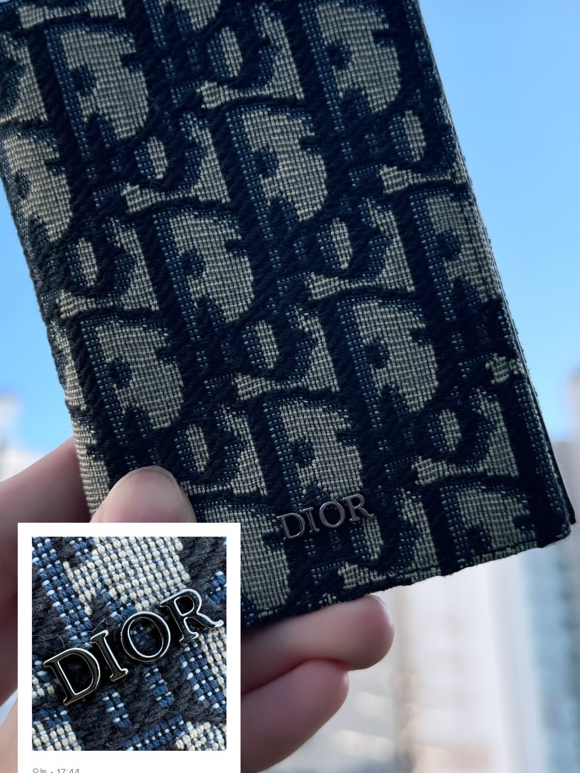 Dior Bi-Fold Card Holder Beige & Black Dior Oblique Jacquard 착용 스타일