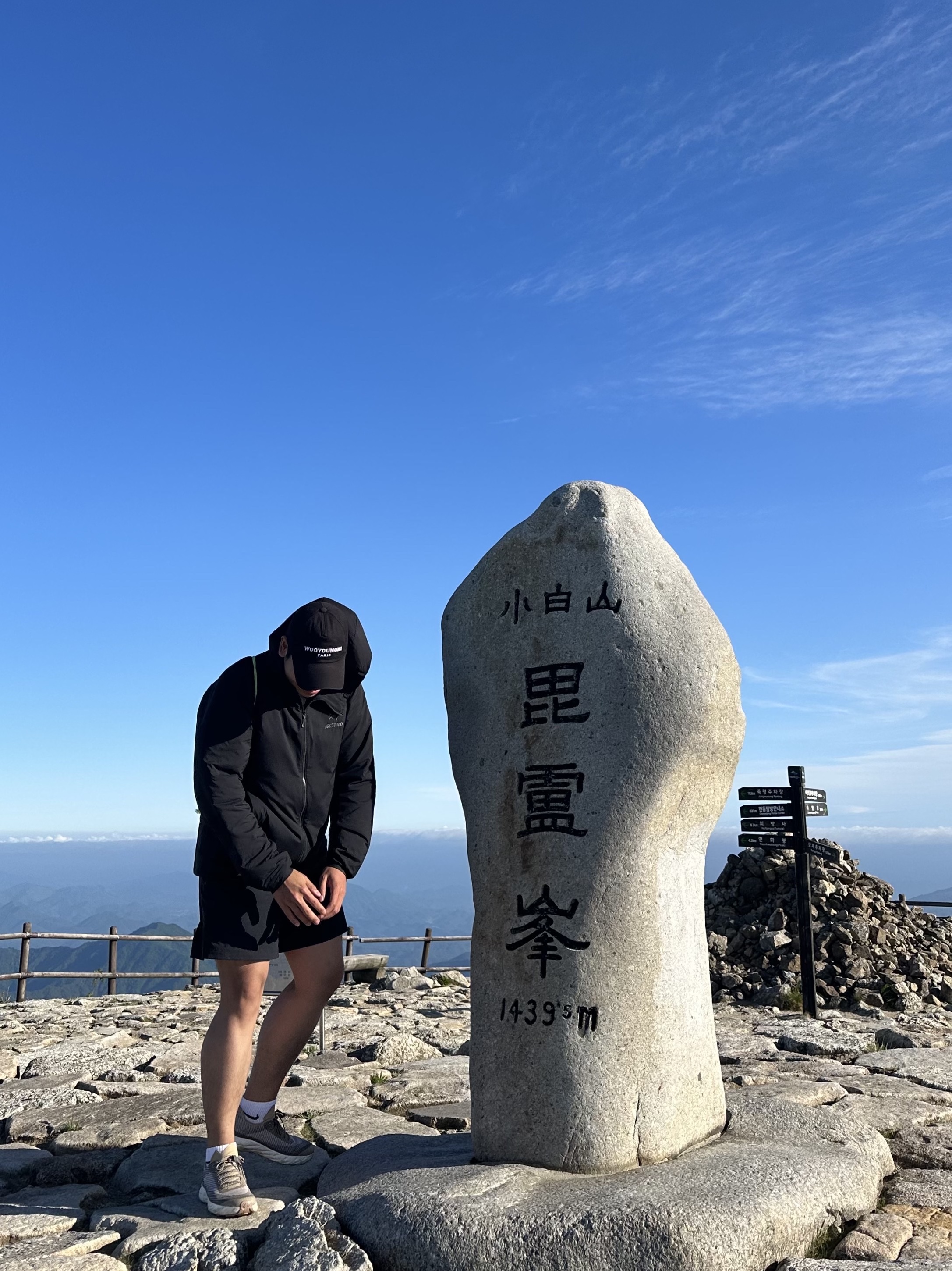 Arc'teryx Atom LT Hoody Black, Wooyoungmi White Embroidered Logo Ball Cap Black 착용 스타일