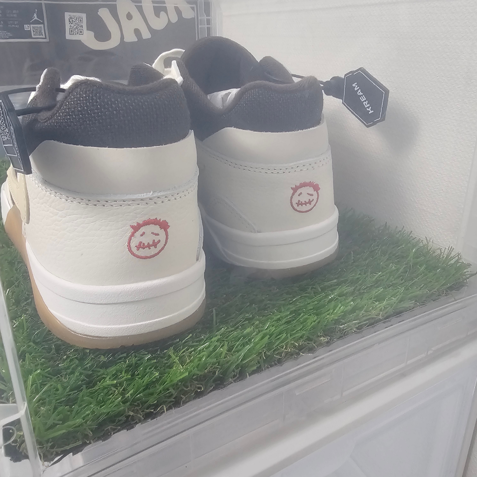 Jordan x Travis Scott Jumpman Jack TR Sail and Dark Mocha 착용 스타일 - 2