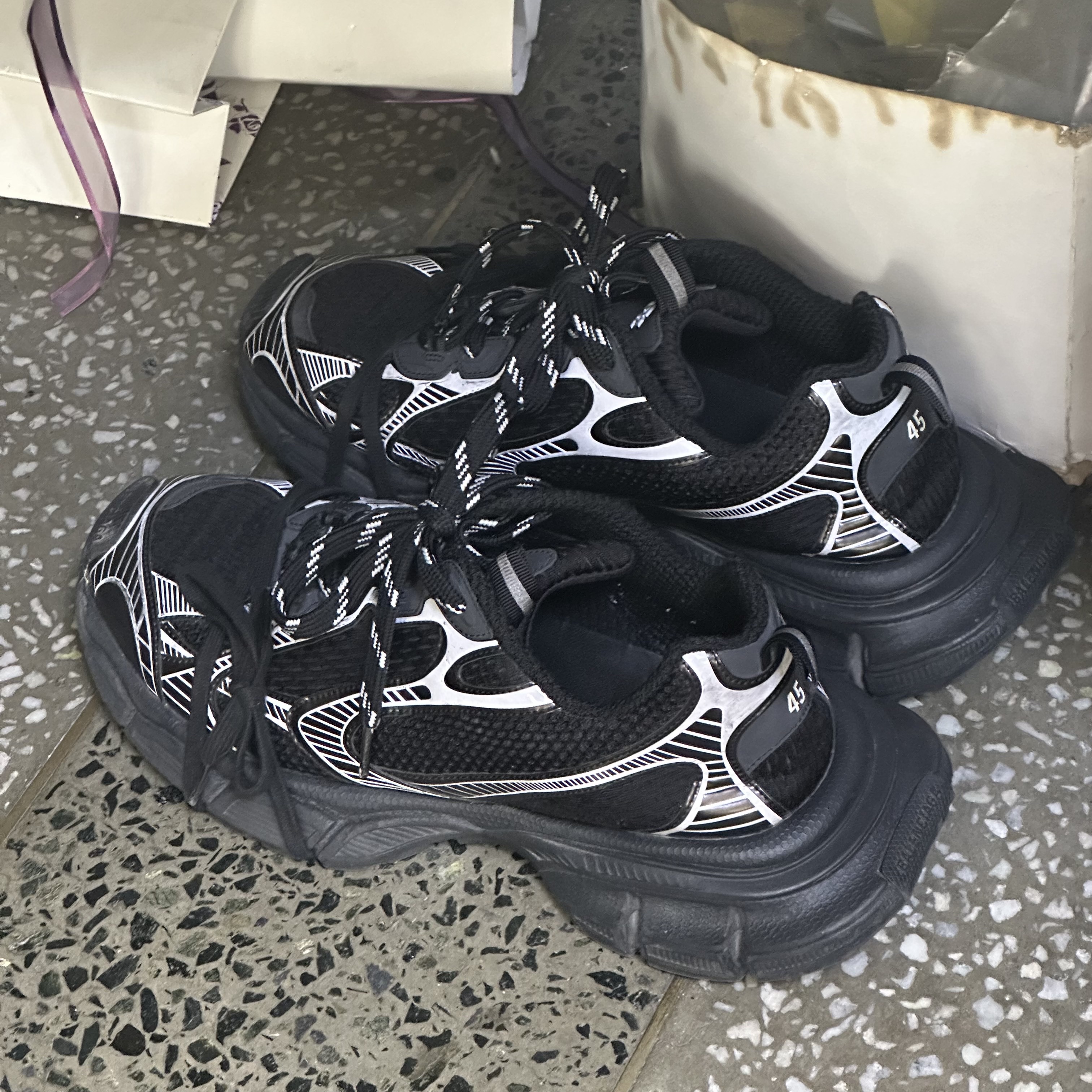 Balenciaga 3XL Sneakers Black White 착용 스타일