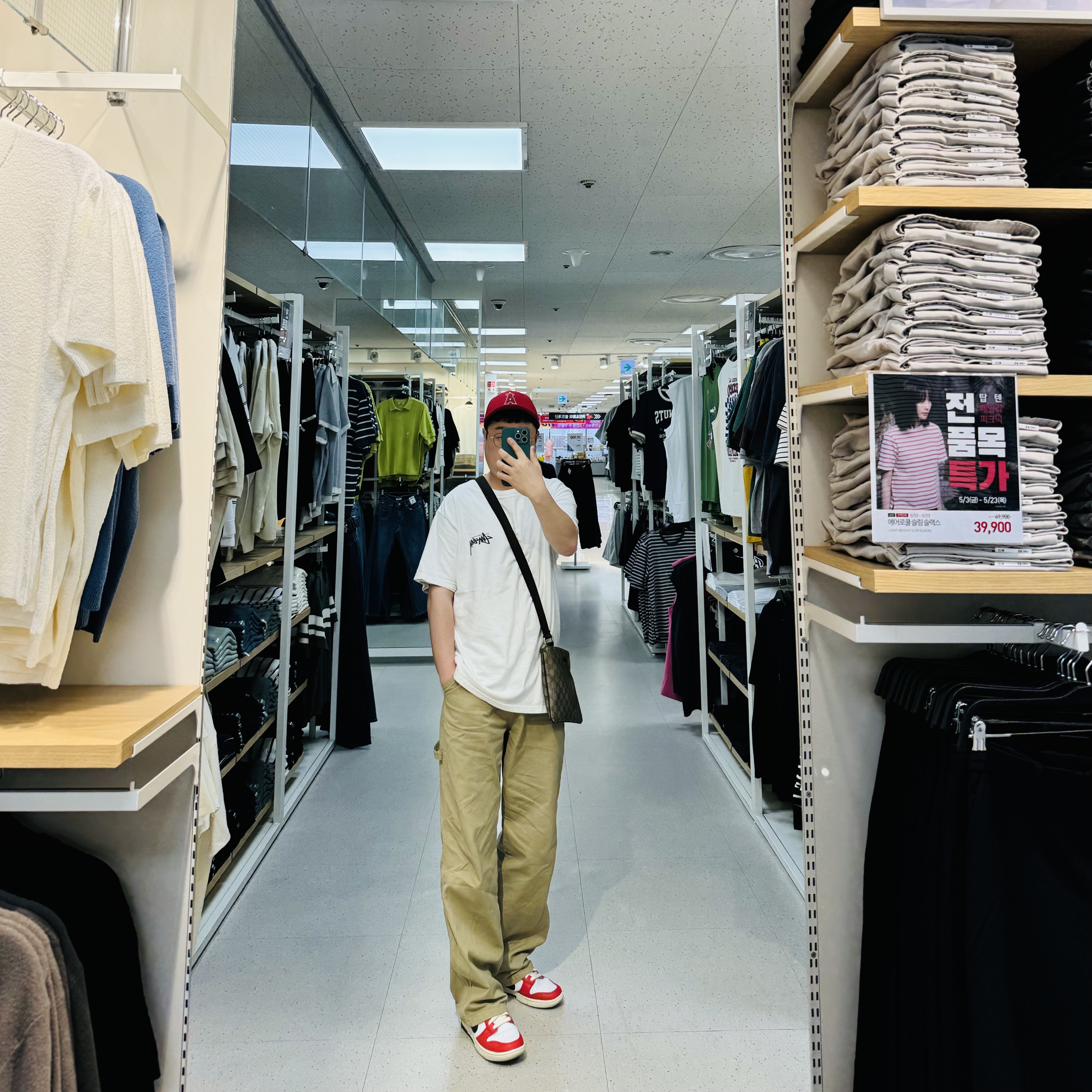 Stussy Fuzzy Dice T-Shirt White, Nike Dunk Low Retro PRM University Red Black 착용 스타일 - 1