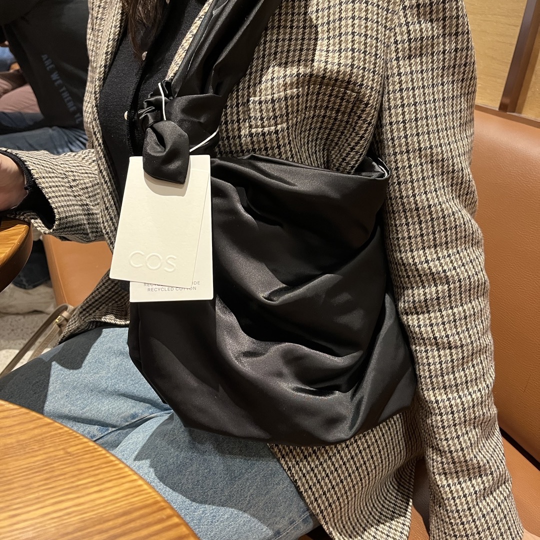 Cos Nylon Hitch Shoulder Bag Black 착용 스타일 - 2