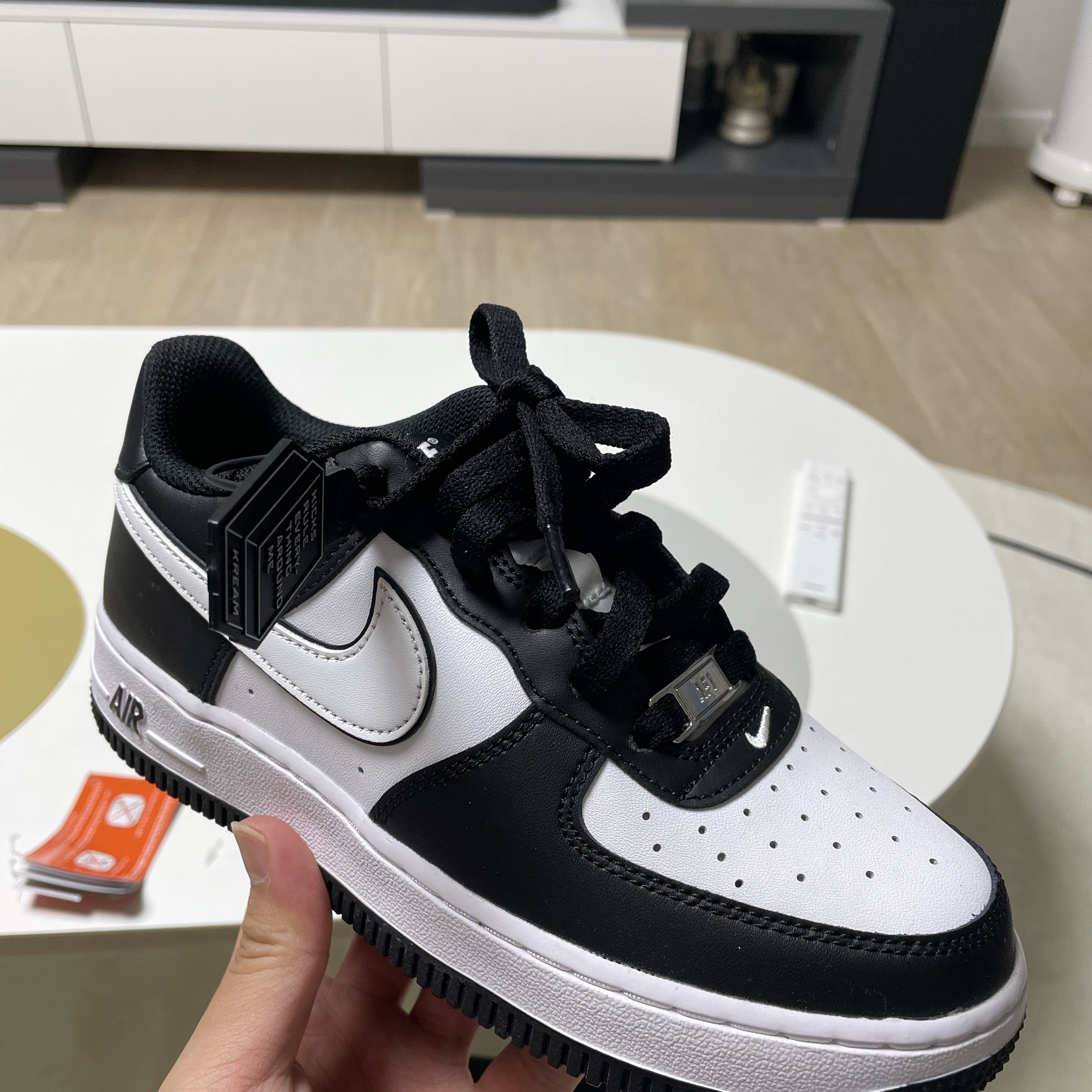 (GS) Nike Air Force 1 LV8 2 Black White 착용 스타일