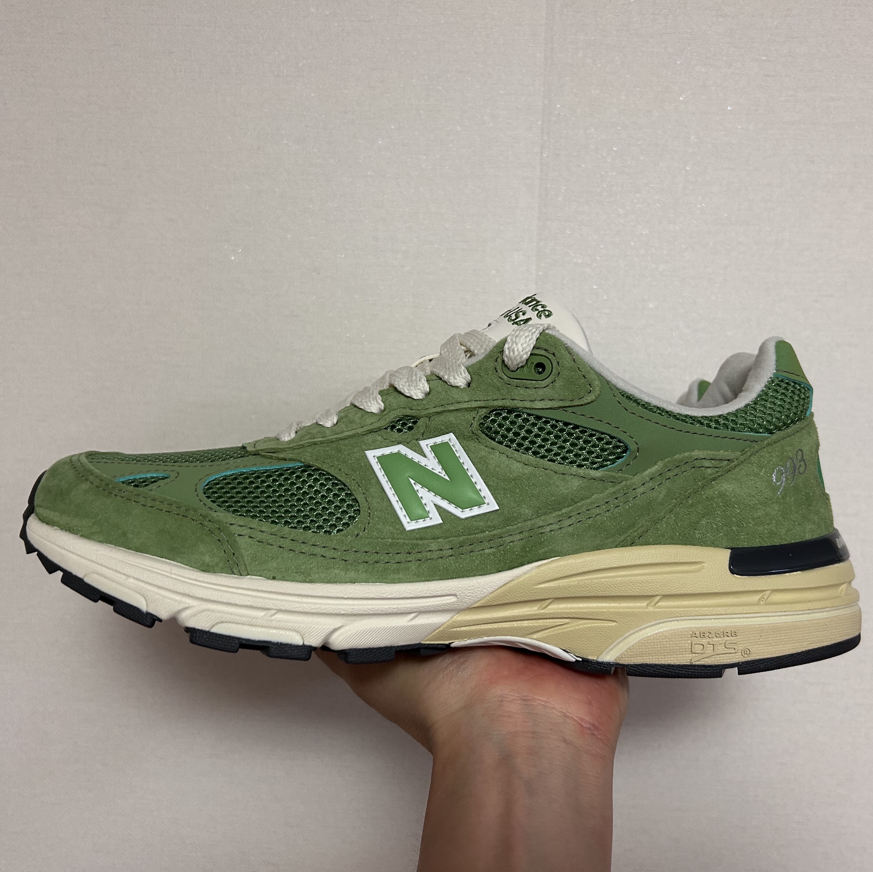New Balance 993 Made in USA Chive Sea Salt 착용 스타일 - 1