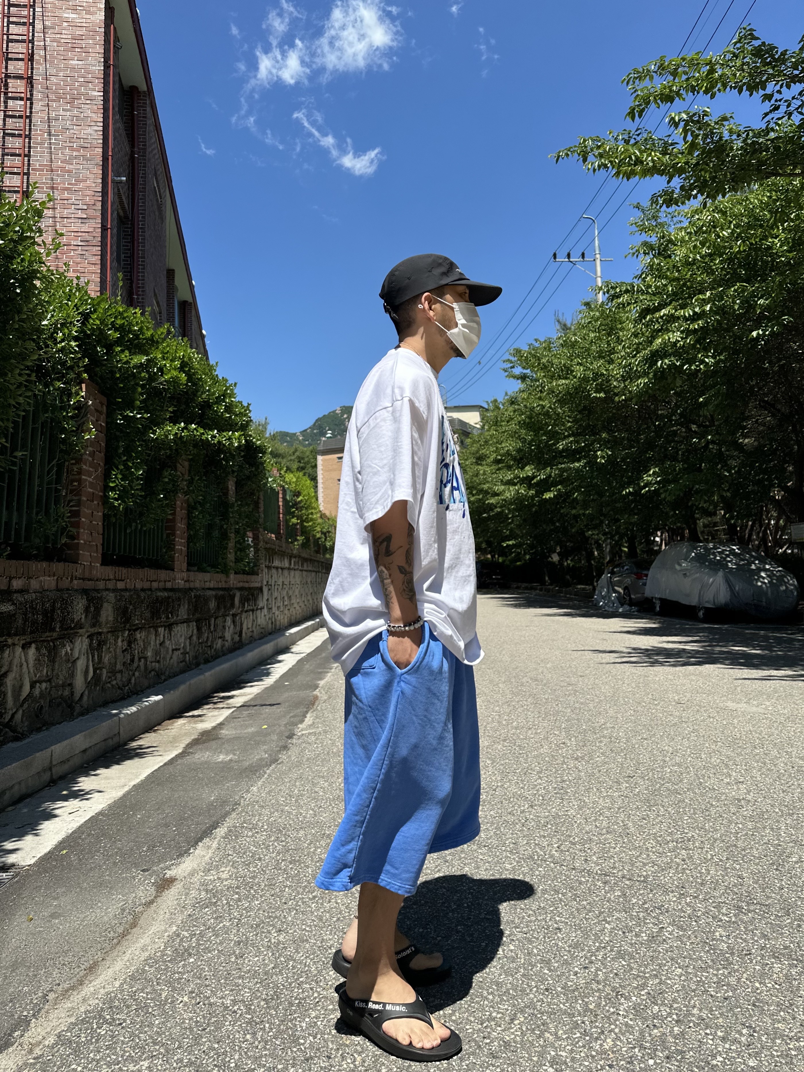 Oofos x Takahiromiyashita The Soloist The Soloist's Way Of Life Flip-Flop Black White 착용 스타일 - 1