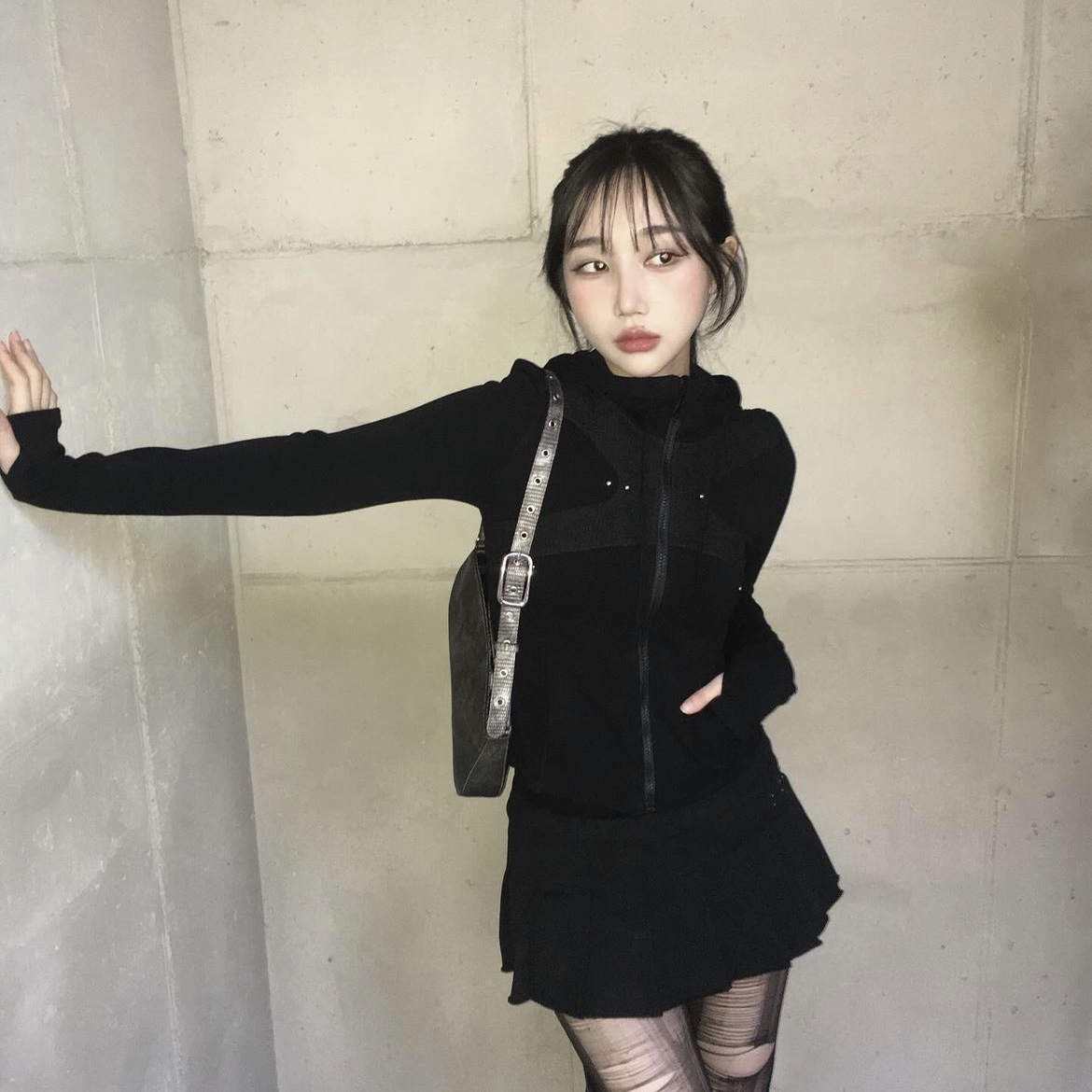 [KREAM 단독] Bonnae Women Pierced finger hole hoodie jacket Black 착용 스타일