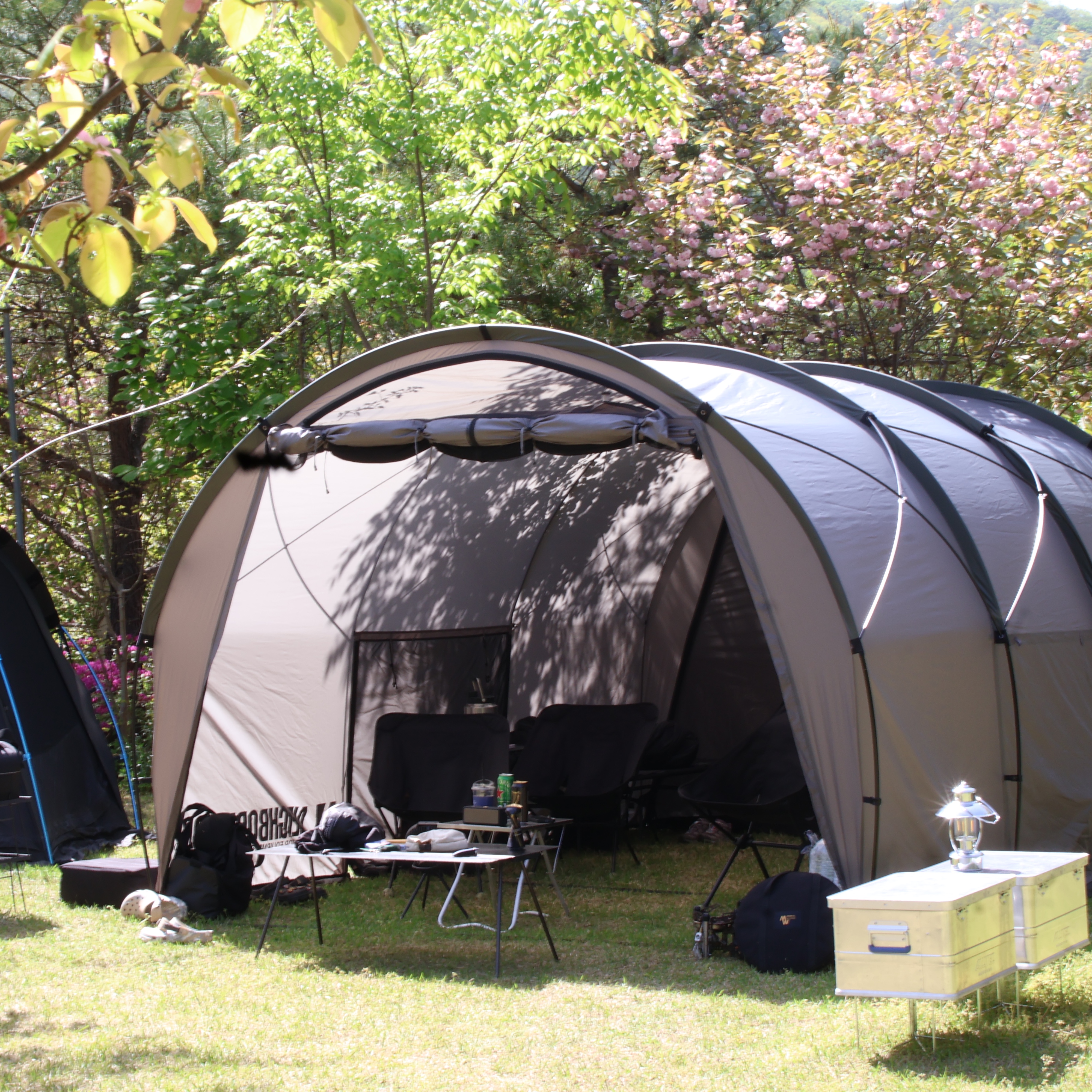 Helinox x Neighborhood Field Tunnel 4.35 Hangar Gray 착용 스타일