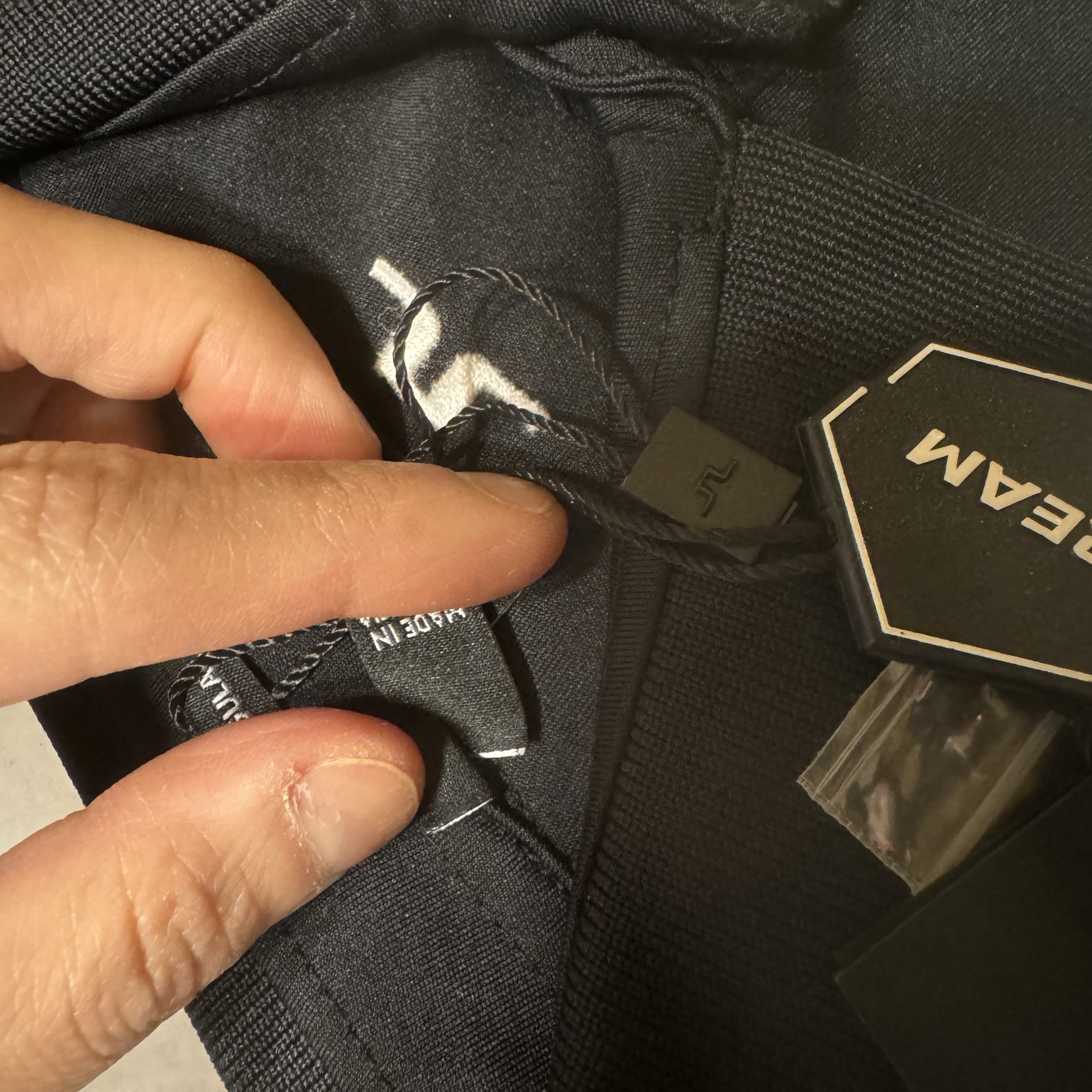 J.Lindeberg Tour Tech Regular Fit Golf Polo Black 착용 스타일 - 1