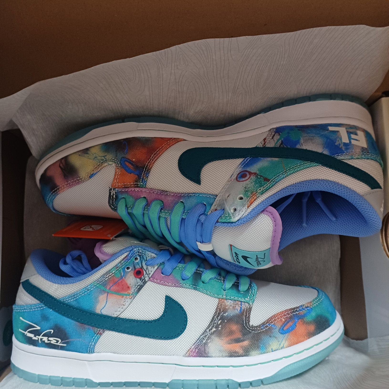 Nike x Futura Laboratories SB Dunk Low OG QS White and Geode Teal 착용 스타일 - 3