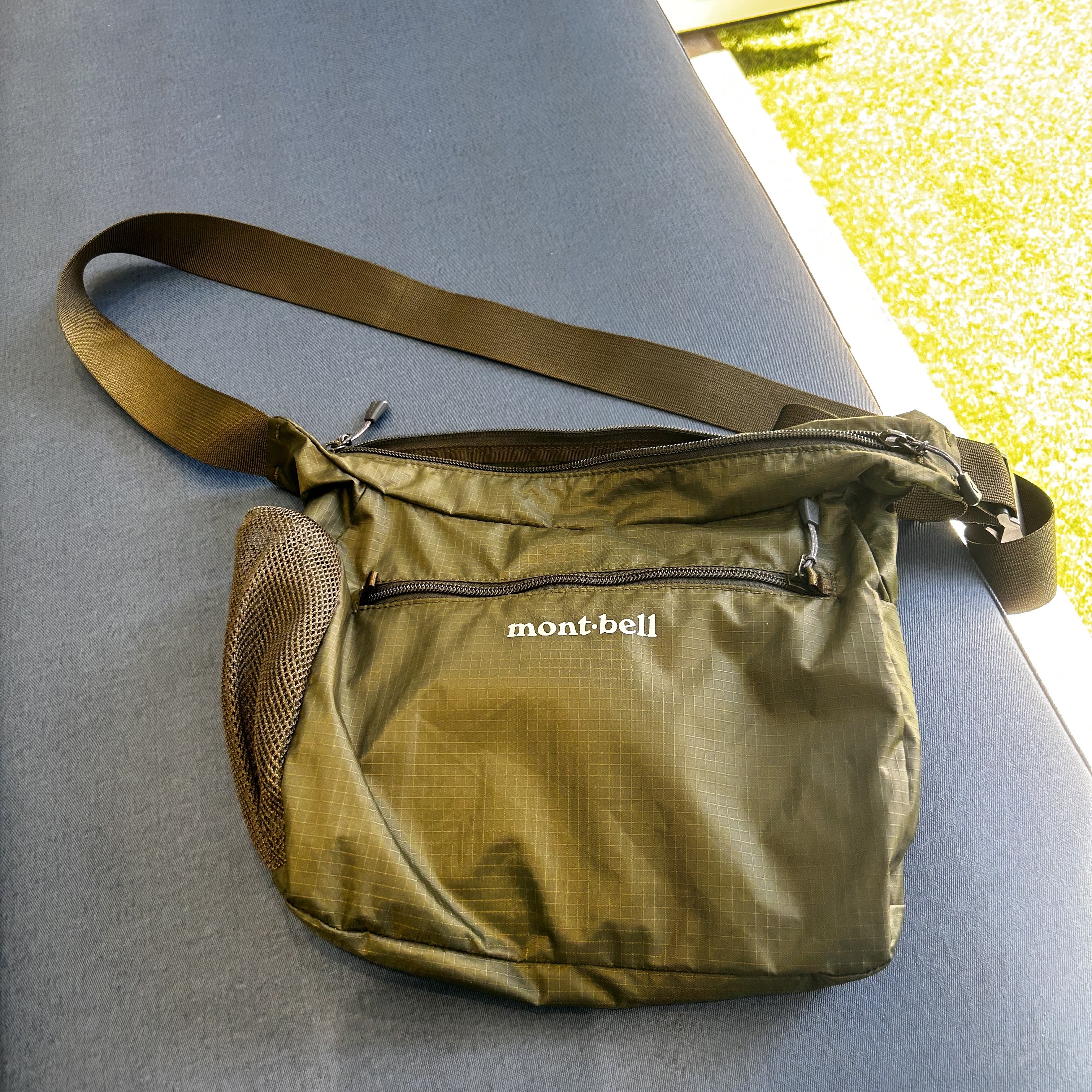Montbell Pocketable Light Shoulder Bag Small Khaki Green 착용 스타일 - 3