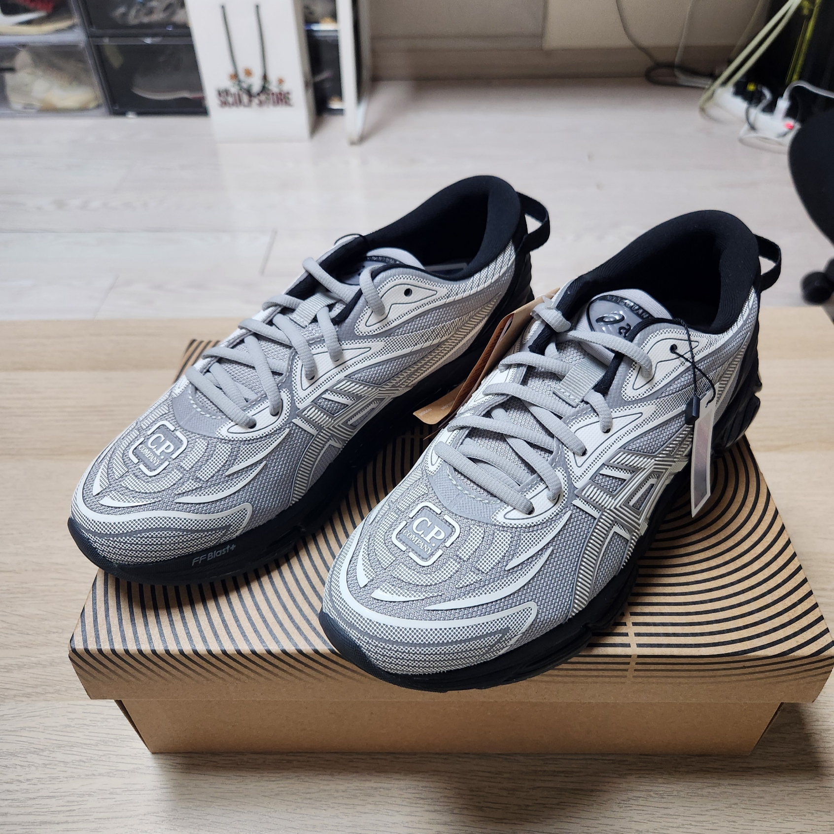 Asics x C.P. Company Gel-Quantum 360 VIII Cement Grey 착용 스타일 - 1