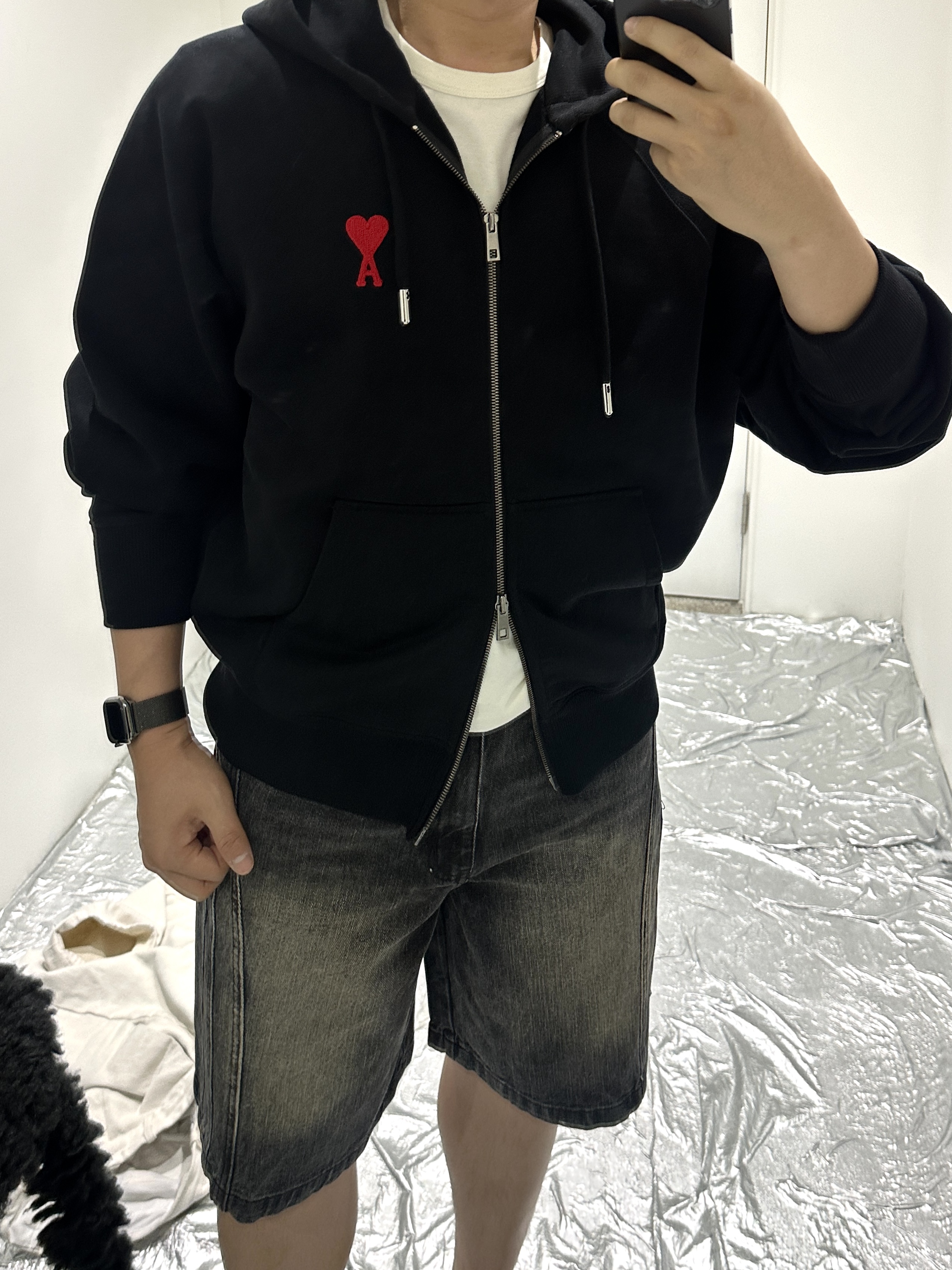 AMI de Coeur Zipped Hoodie Black 착용 스타일 - 1