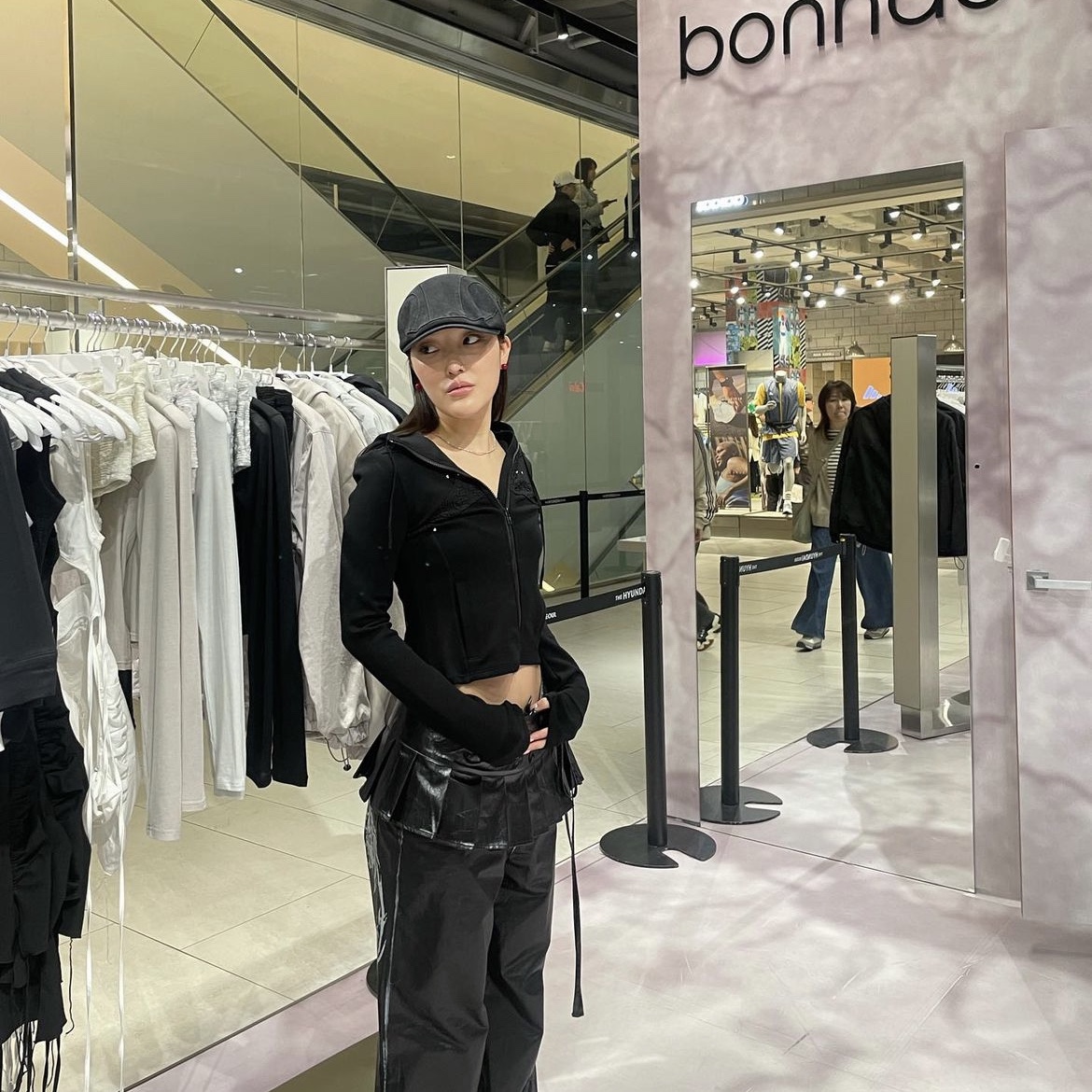 Bonnae Women Pierced finger hole hoodie jacket Black 착용 스타일
