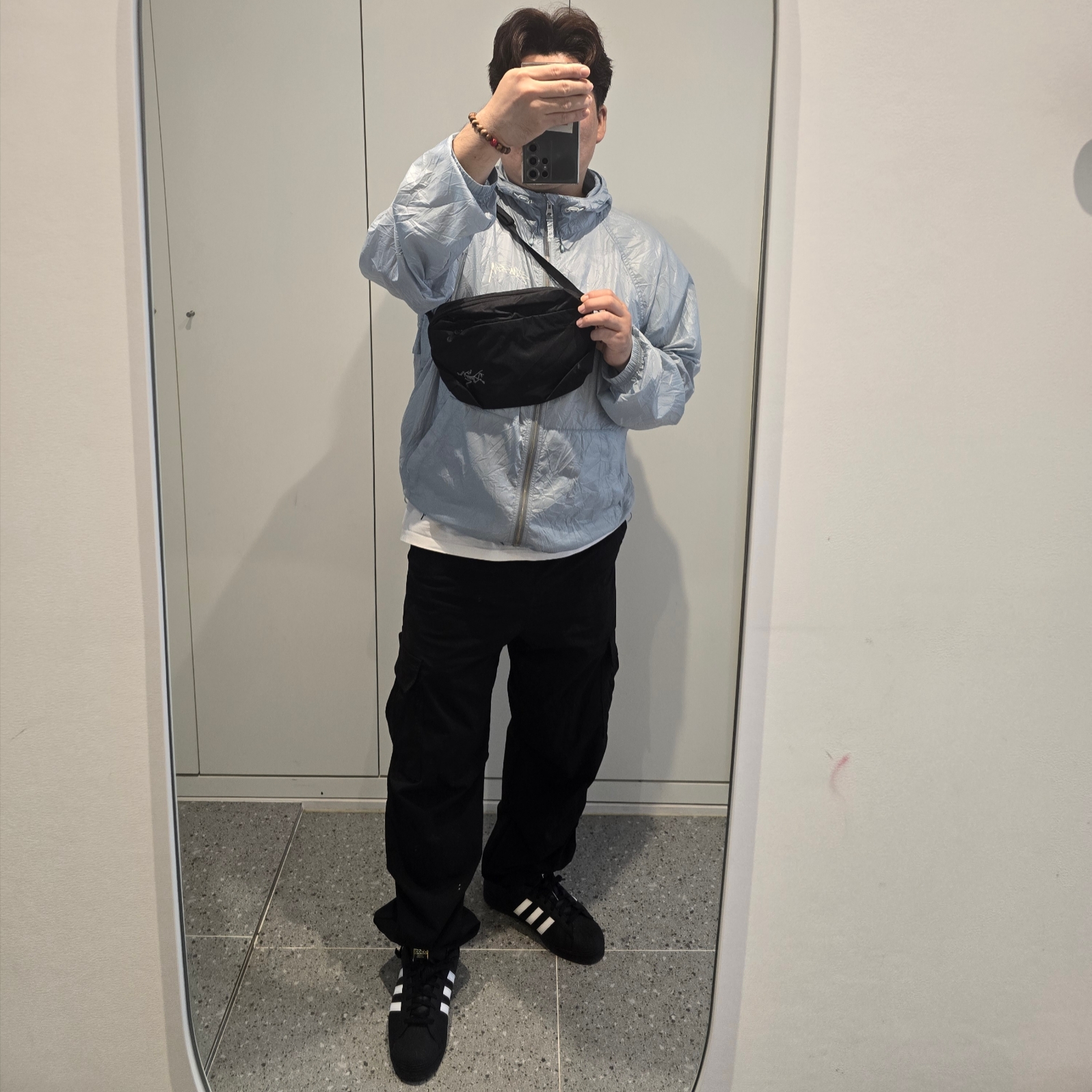 Arc'teryx Heliad 6 Crossbody Bag Black 착용 스타일 - 1