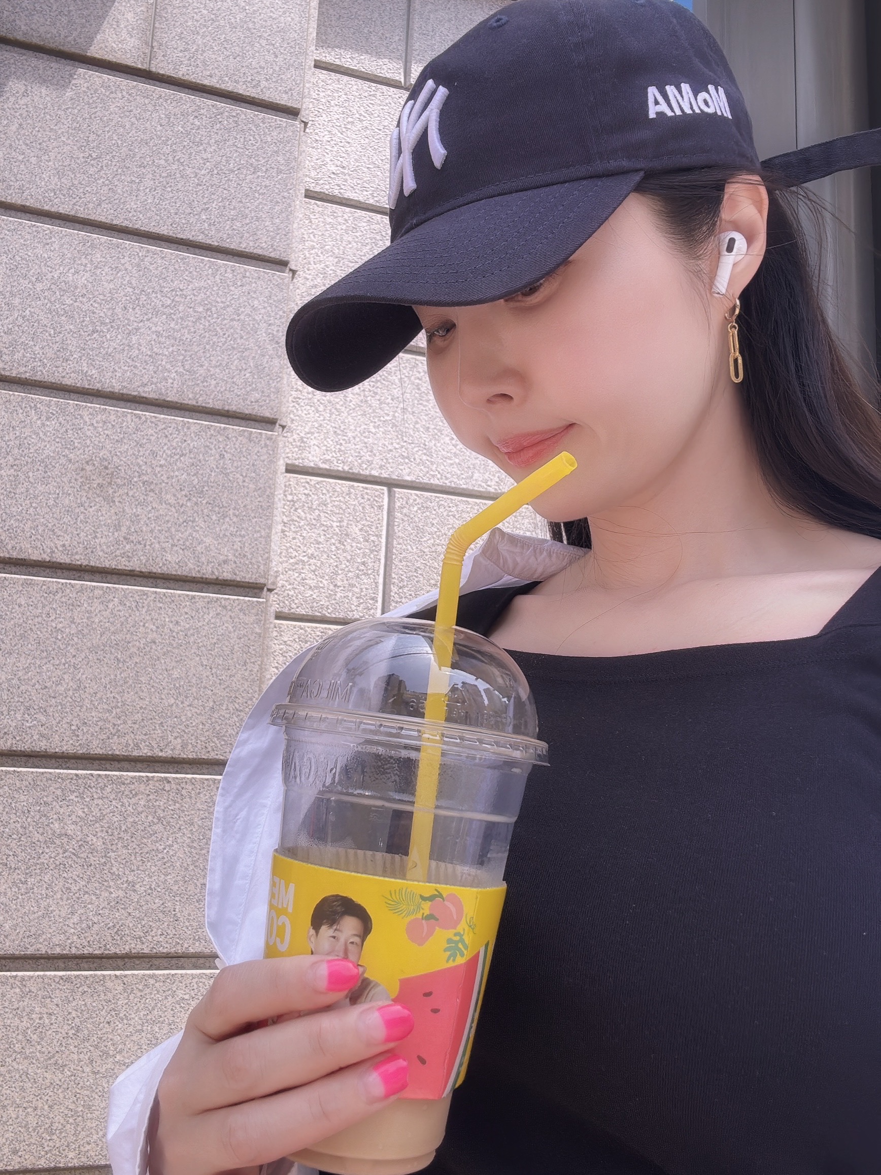New Era x MoMA New York Yankees Cap Navy 착용 스타일