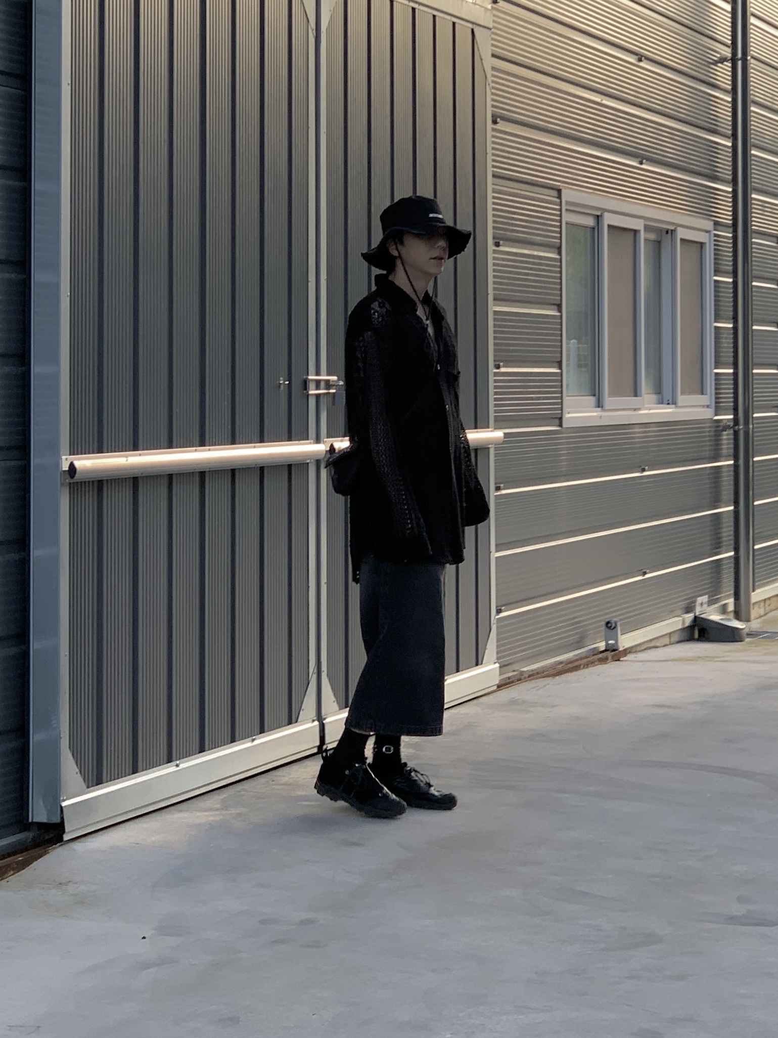 Jacquemus Le Bob Artichaut Bucket Hat Black, Our Legacy Gabe Stealth Black Leather 착용 스타일 - 2