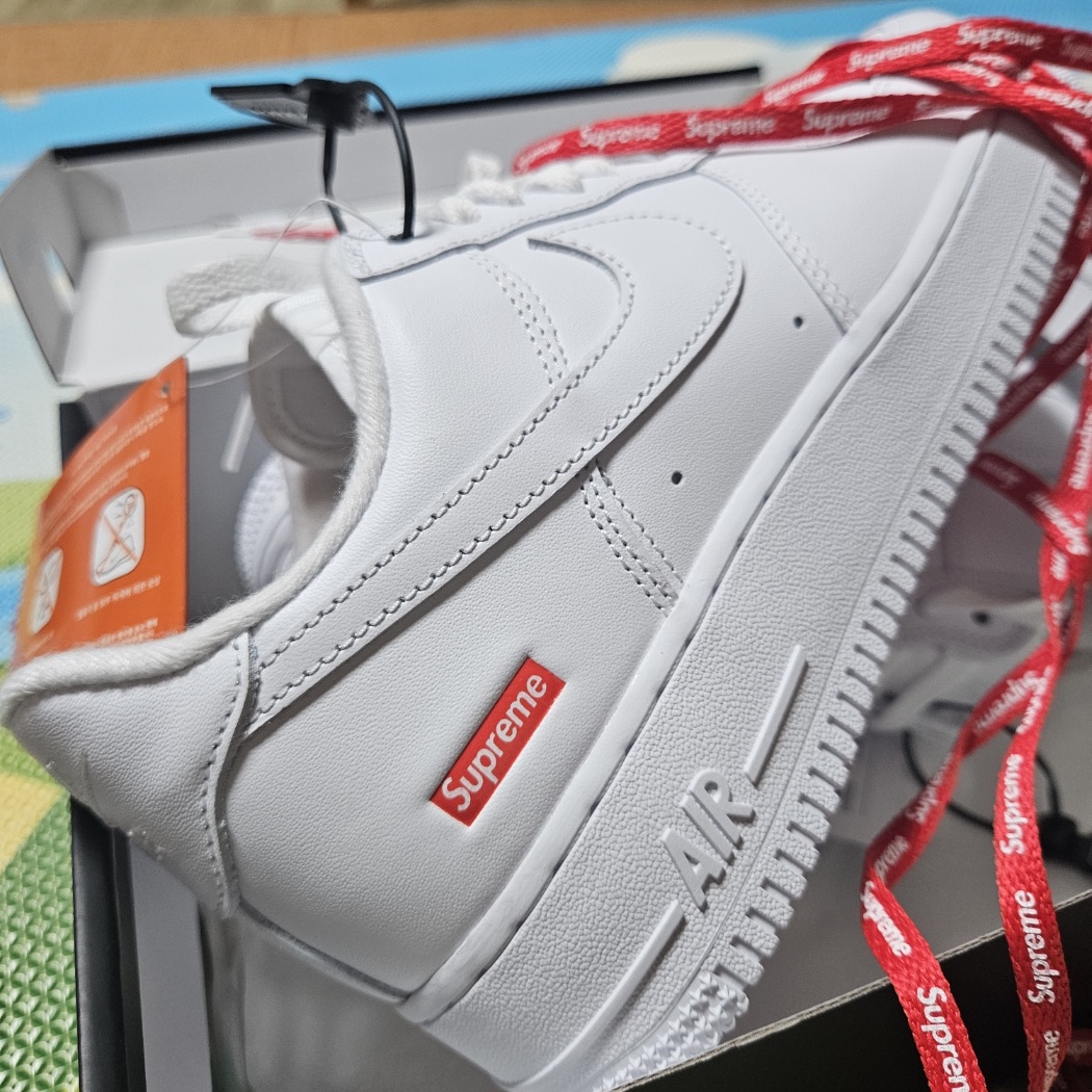 Nike x Supreme Air Force 1 Low White 착용 스타일