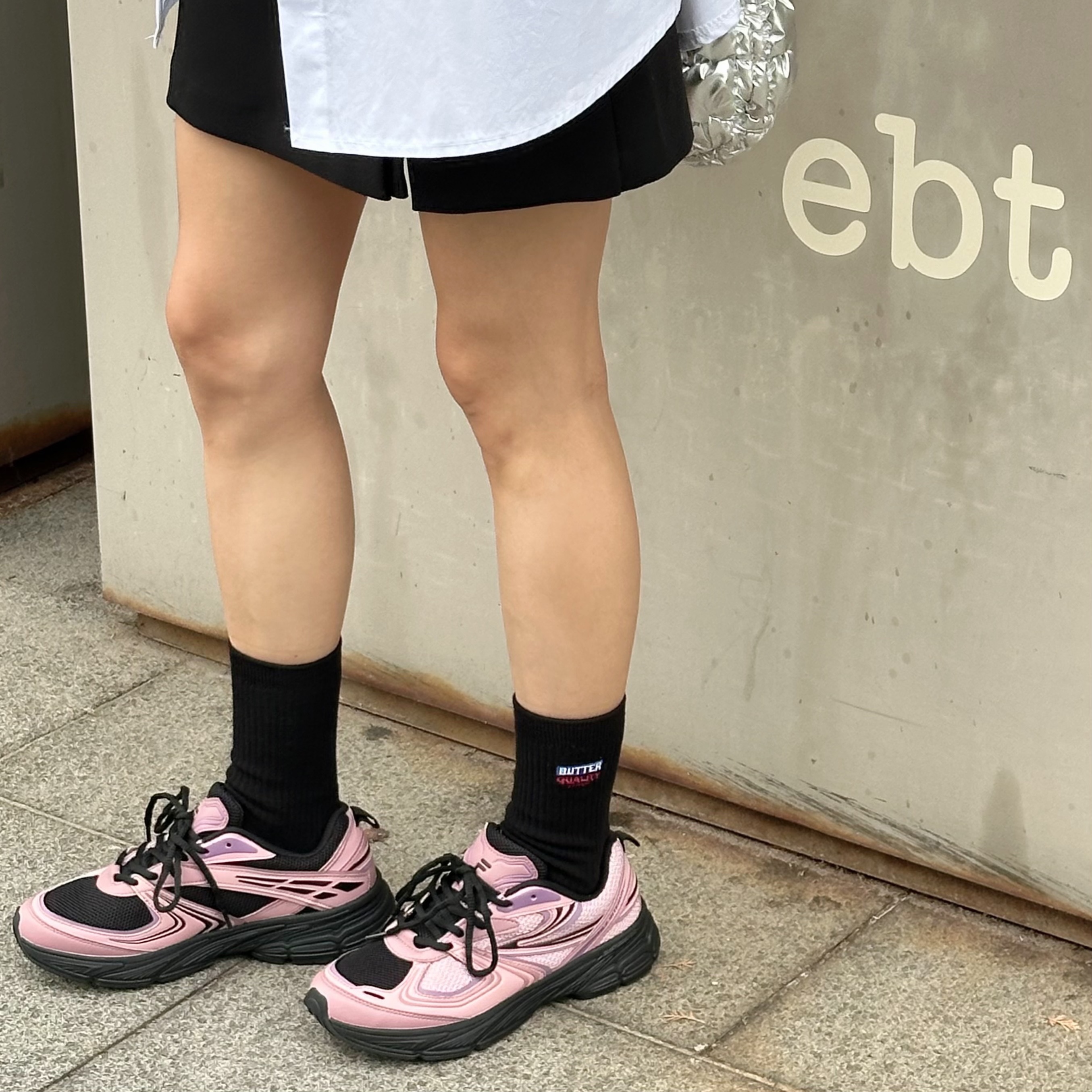 Fila Interun Pink Black, COS Quilted Micro Bag Silver 착용 스타일 - 5