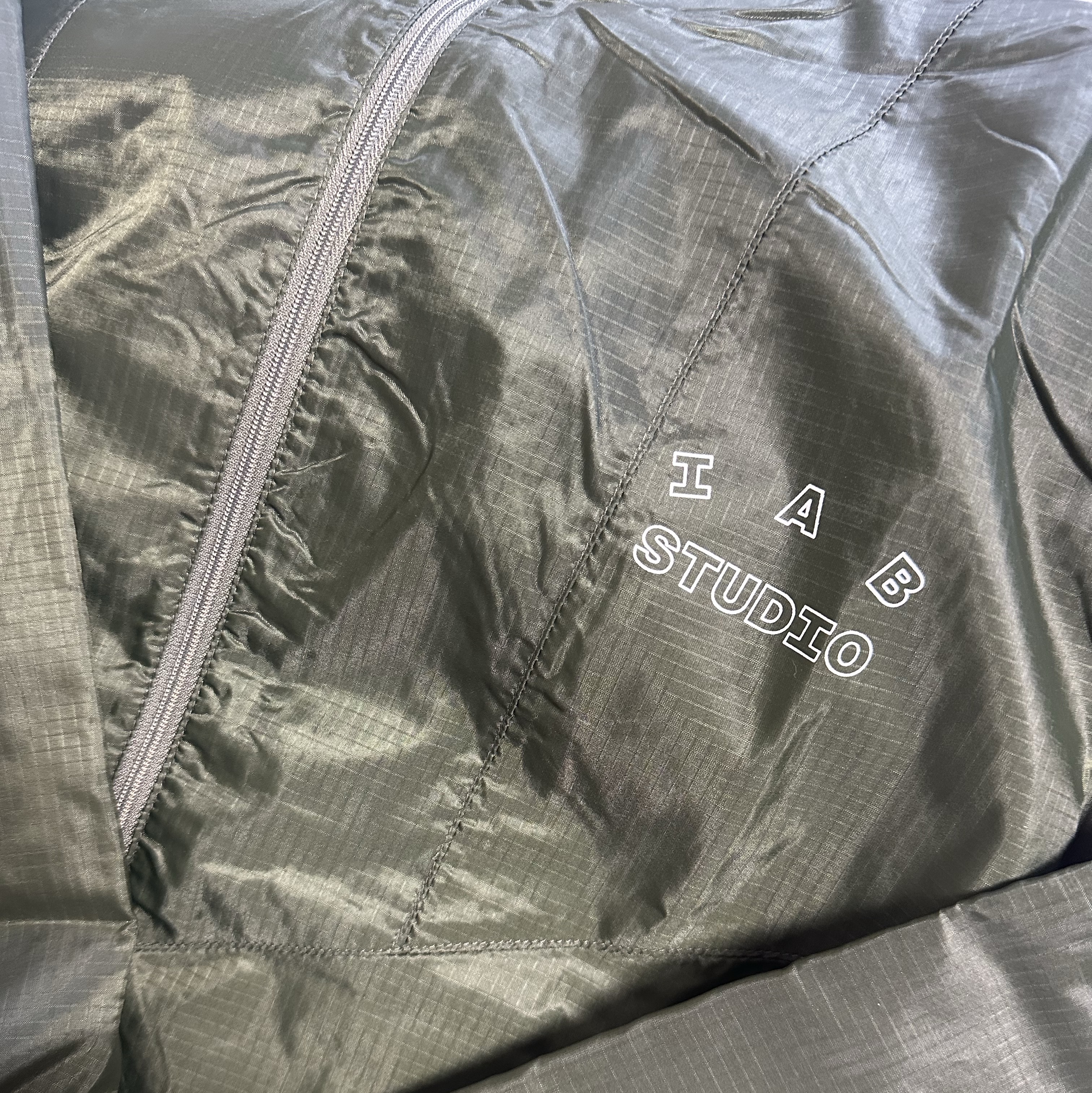 IAB Studio Ripstop Wind Jacket Black, IAB Studio Ripstop Wind Jacket Deep Green 착용 스타일 - 1