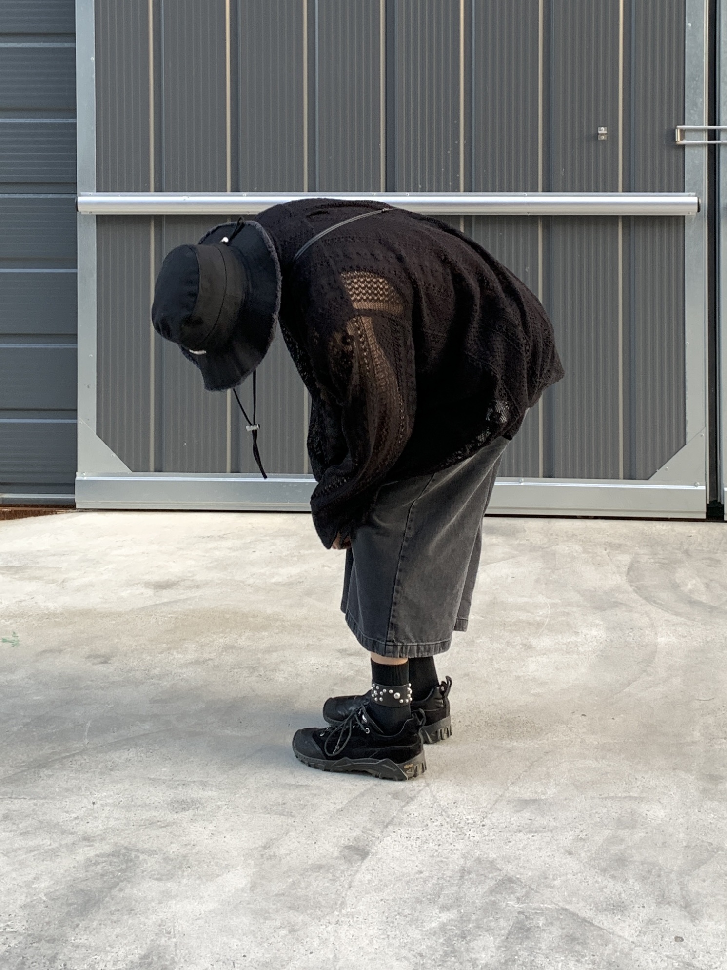 Jacquemus Le Bob Artichaut Bucket Hat Black, Our Legacy Gabe Stealth Black Leather 착용 스타일 - 3