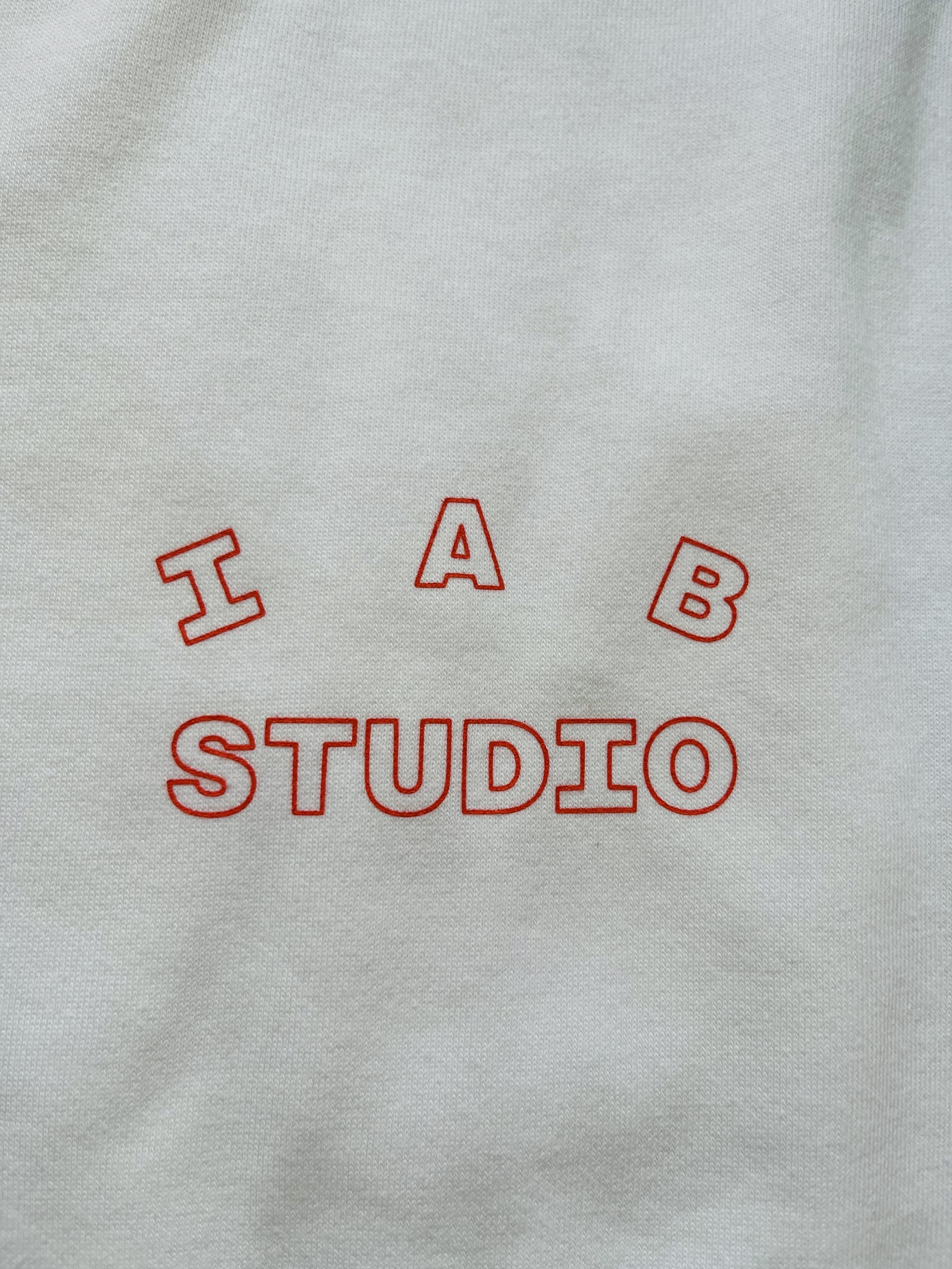 IAB Studio Line Logo T-Shirt White Orange 착용 스타일 - 1