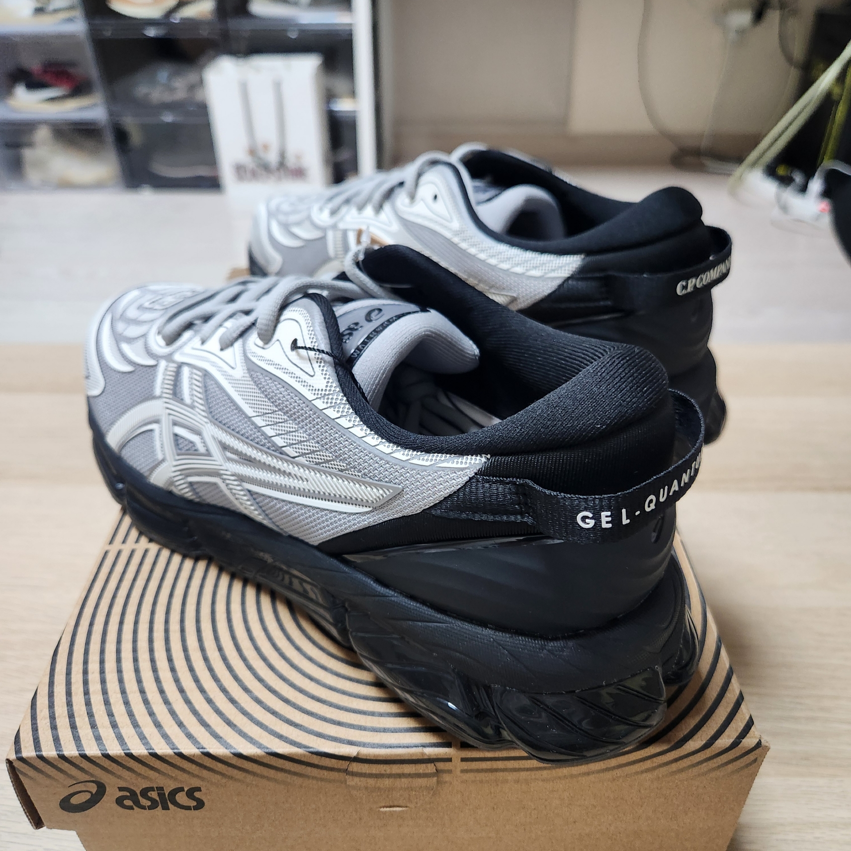 Asics x C.P. Company Gel-Quantum 360 VIII Cement Grey 착용 스타일 - 3