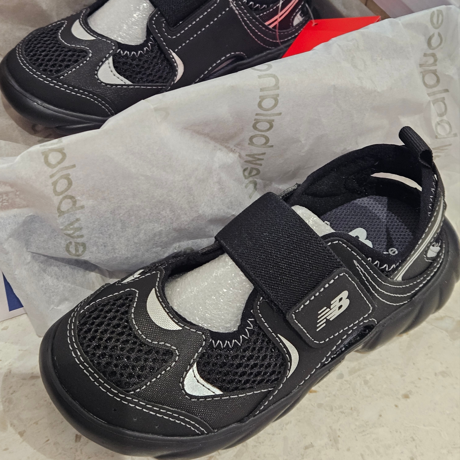 (Kids) New Balance Freedle 920 Sandal Black 착용 스타일