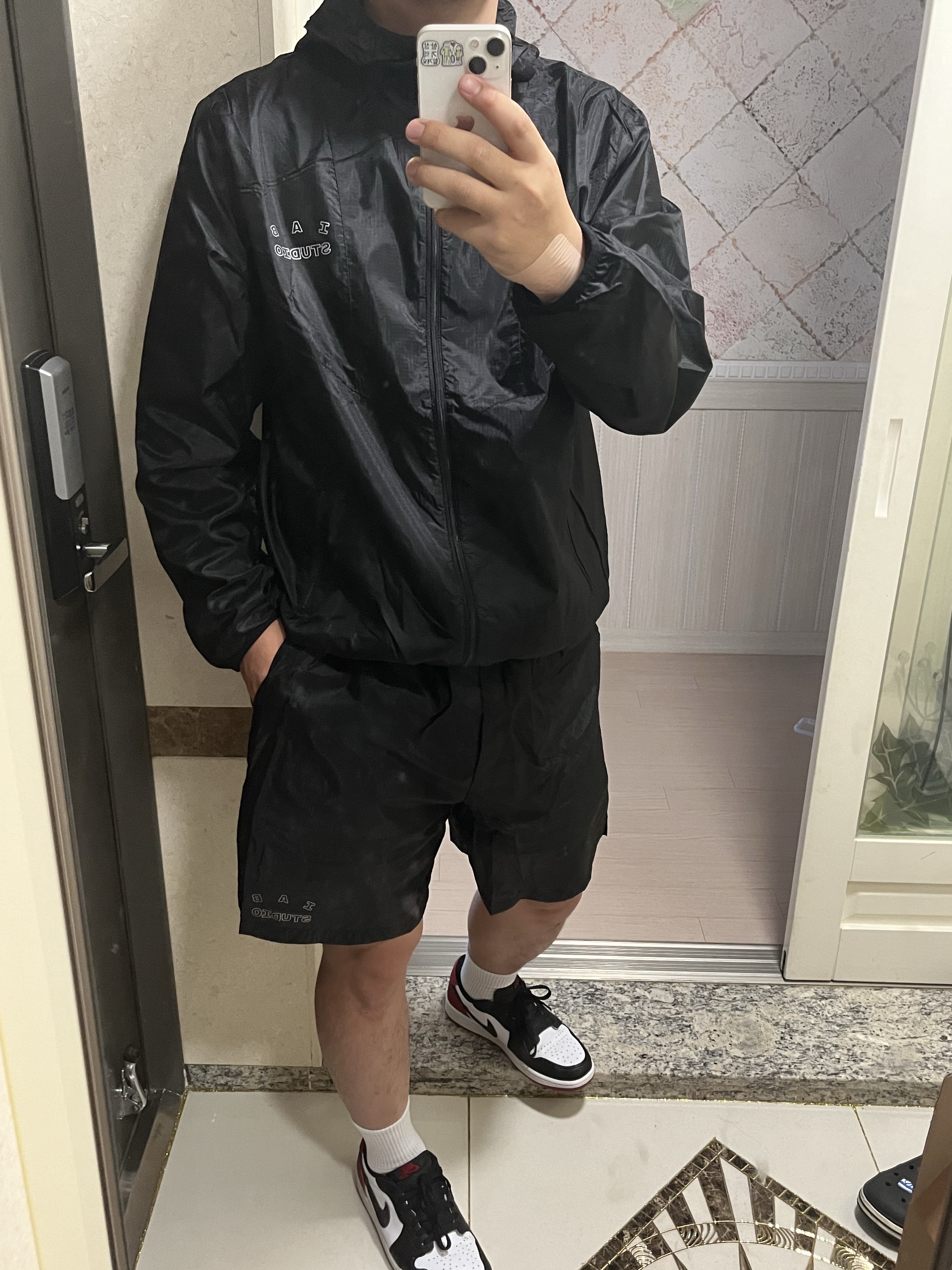 IAB Studio Ripstop Wind Jacket Black, IAB Studio Ripstop Shorts Black 착용 스타일