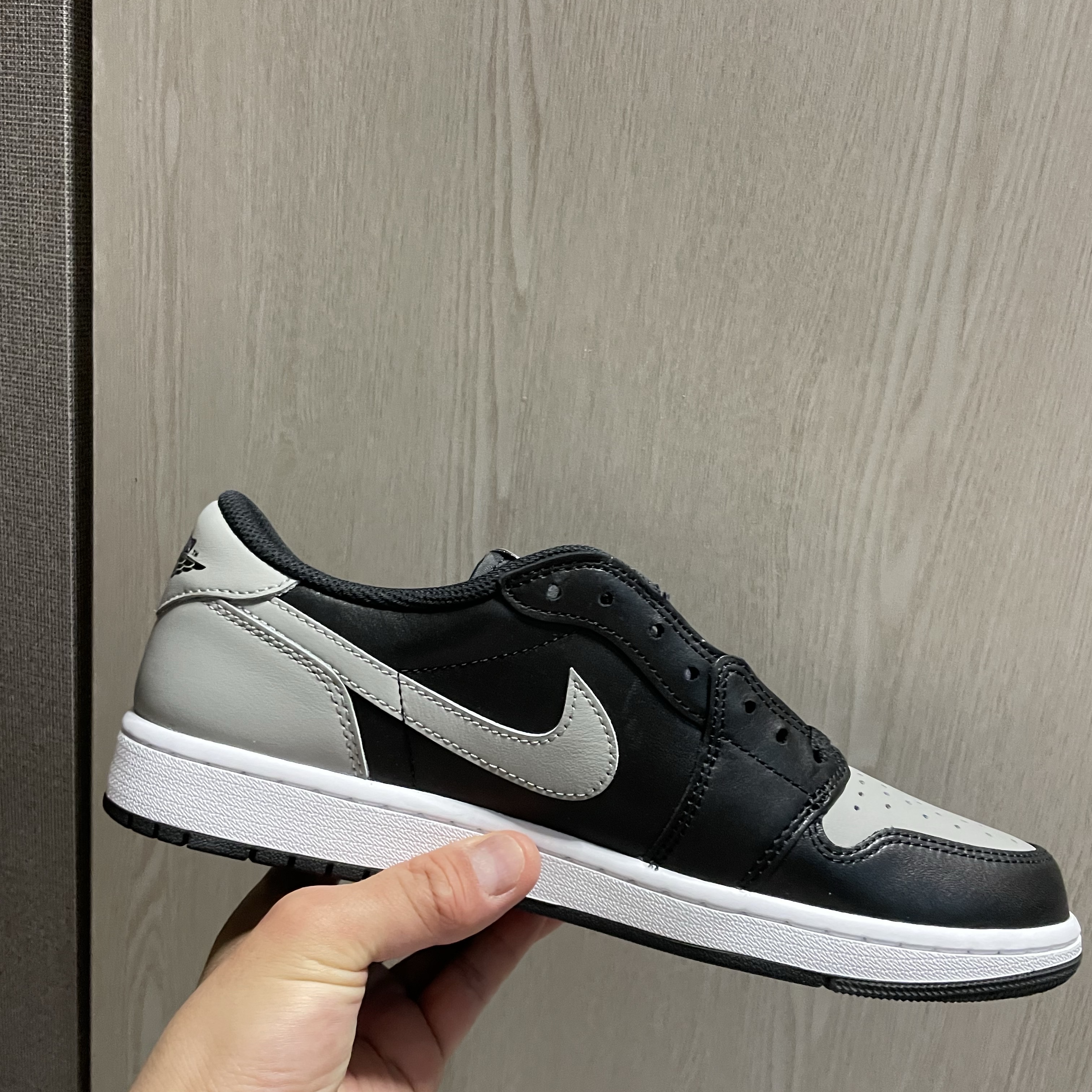 Jordan 1 Retro Low OG Shadow 착용 스타일 - 3