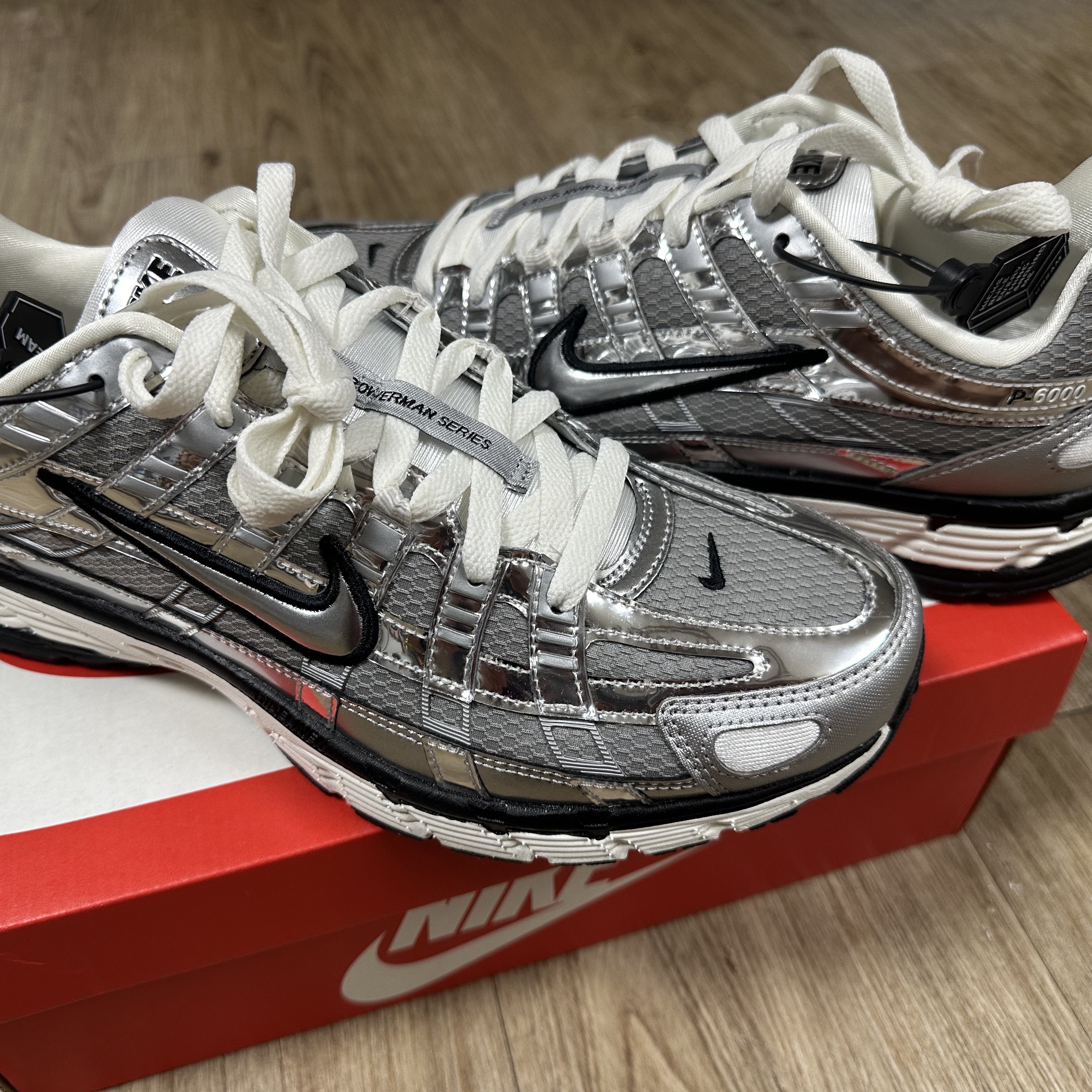 Nike P-6000 Metallic Silver 착용 스타일