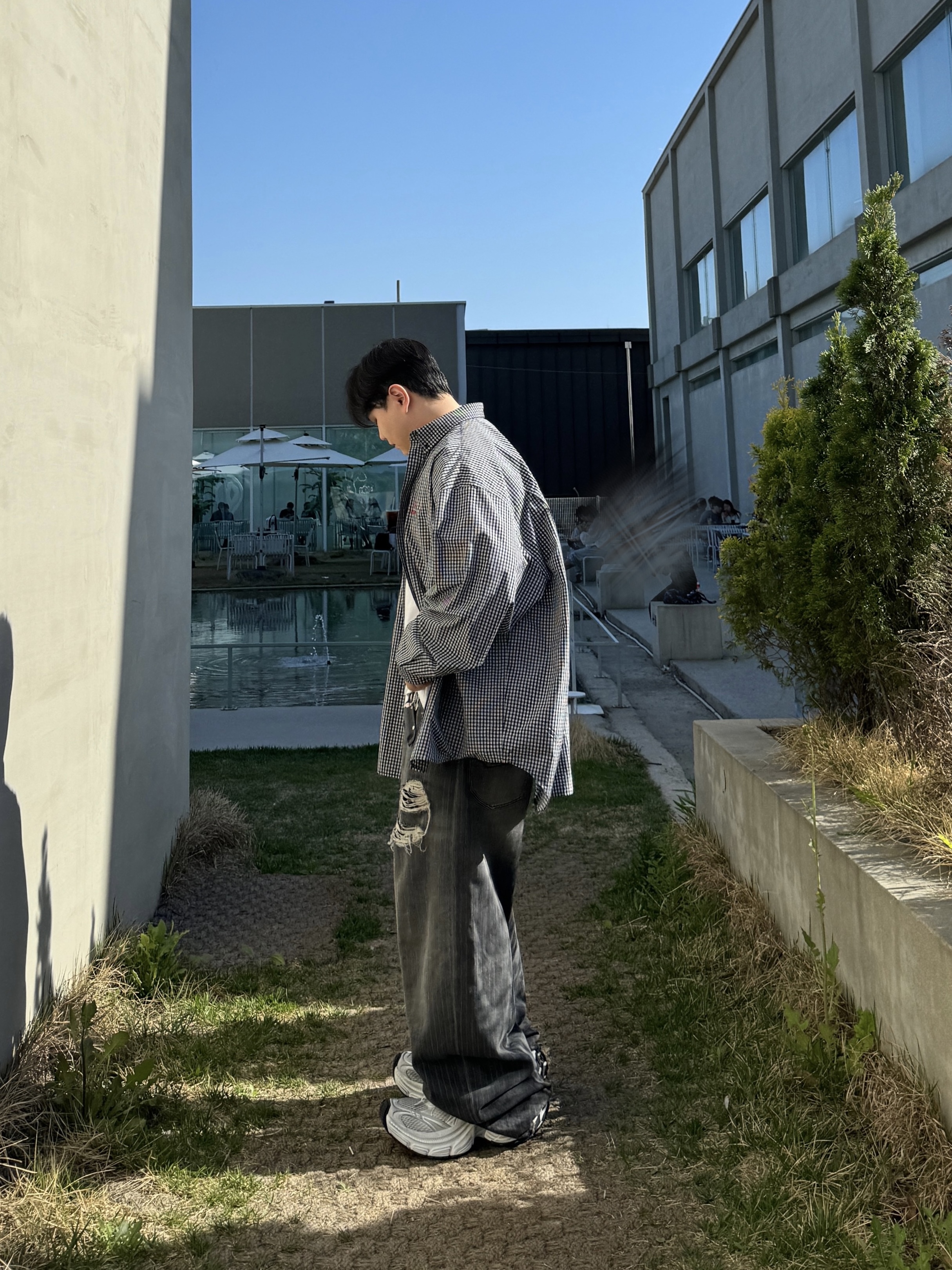 Balenciaga 10XL Sneakers White Grey Silver Black 착용 스타일