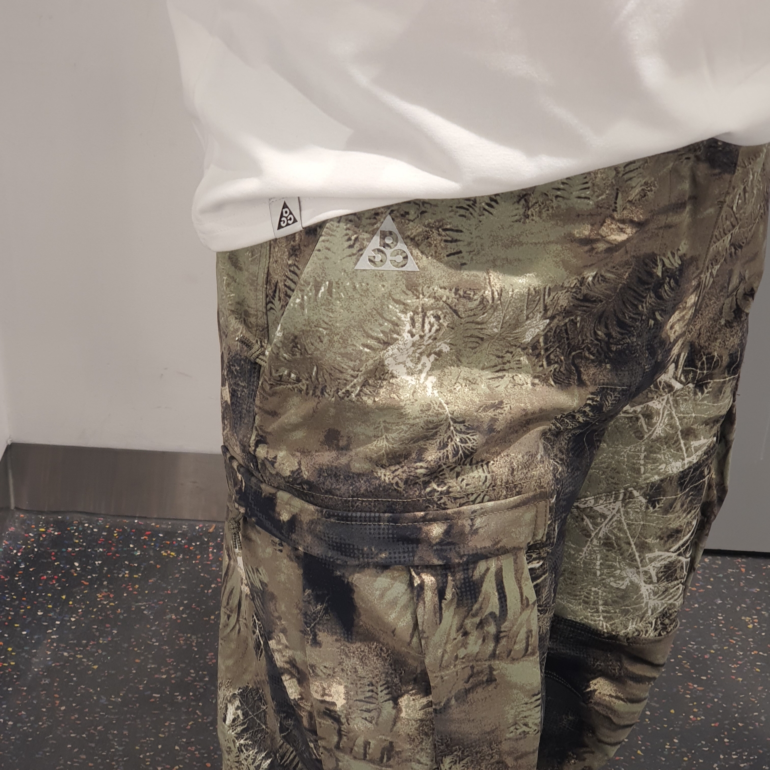 Nike ACG Smith Summit Allover Print Cargo Pants Oil Green - Asia, Nike ACG T-Shirt Summit White - Asia 착용 스타일